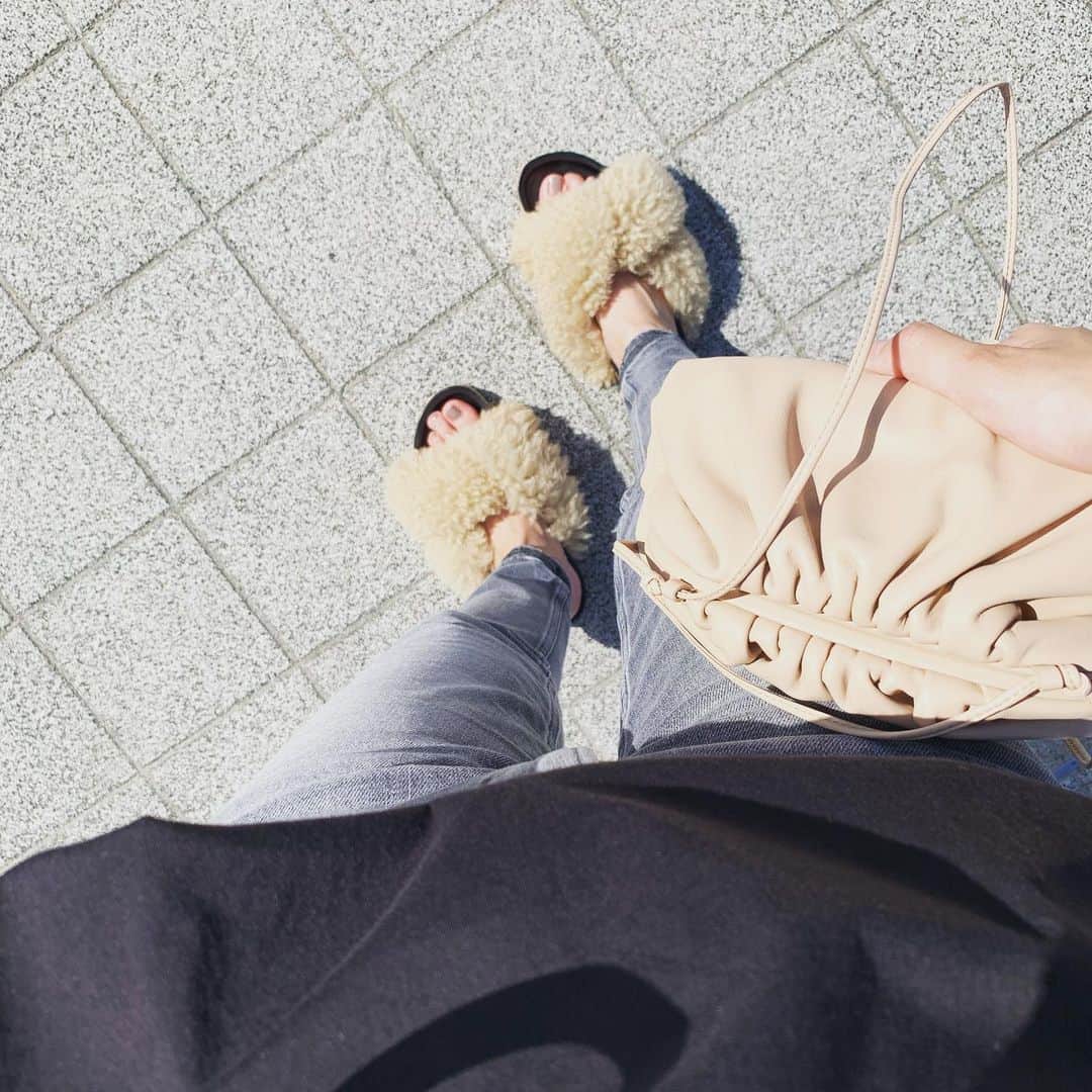 liiiiche23のインスタグラム：「・ ・ 🥟＋🐏＋👖＝❤️ ・ ・ #code #coordinate #fashion #outfit #outfitoftheday #ootd #instafashion #instagood #instalook #dailylook #dailylook_japan #dailylook_jp #upperhights #denim #アッパーハイツ #bottegaveneta #newbottega #bottegavenetabydaniellee #ボッテガ #ボッテガヴェネタ #chloe #クロエ #chloeshoes #chloesandals」