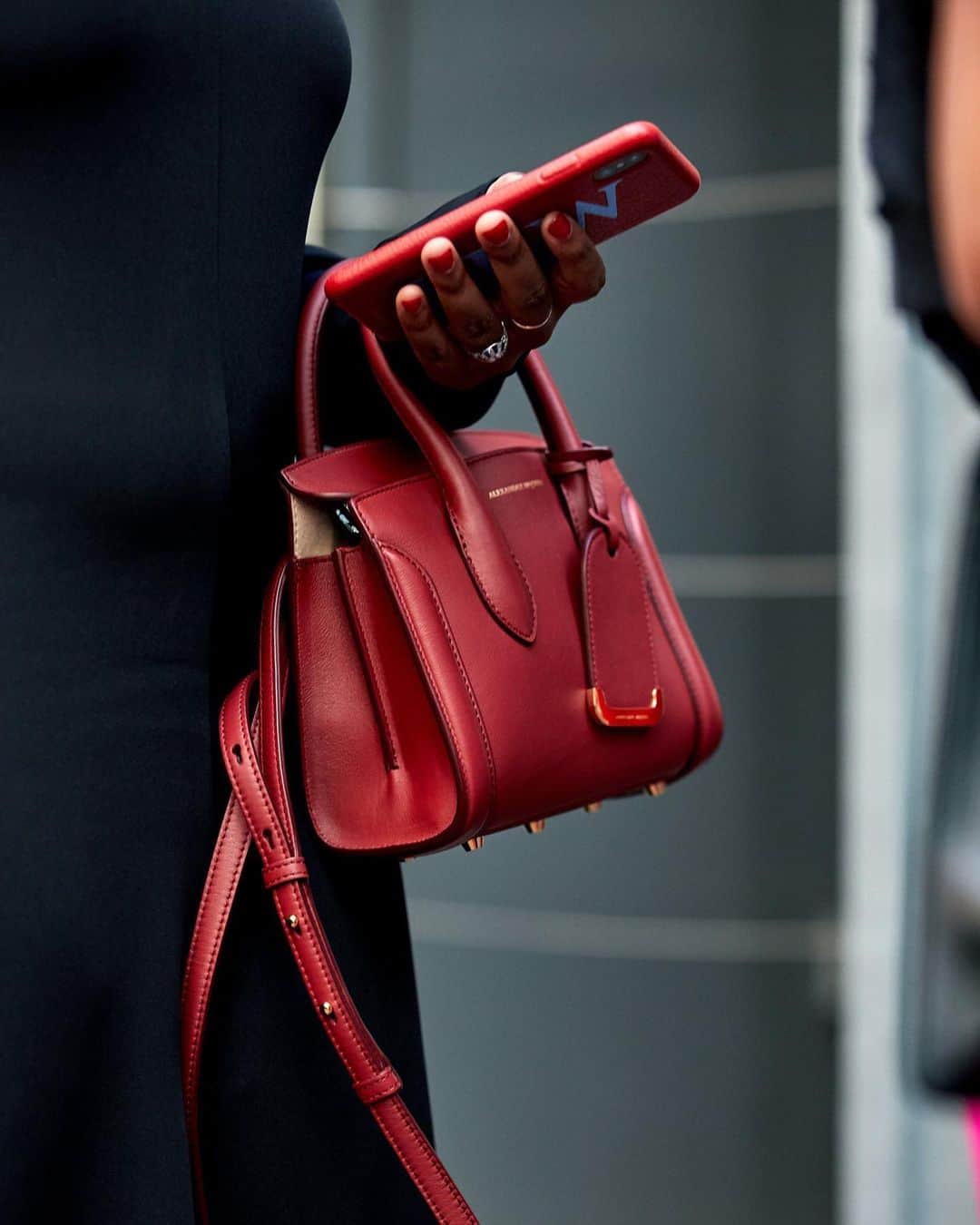 のインスタグラム：「How does @lpeopleswagner add interest to her LBD? A pop-of-color accessory, like this @alexandermcqueen bag, is just the ticket 🎟 #THEOUTNET  Shop all your favorite #NYFW looks, just visit #linkinbio 👆」
