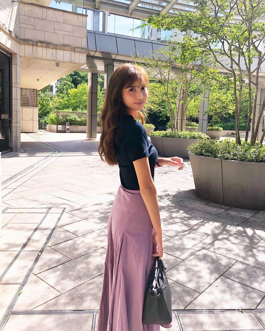 のインスタグラム：「↩︎ ↩︎ ↩︎﻿ ボリュームがあってシルエットがとっても綺麗な @rienda_official のスカート❤︎ 秋はKnitに合わせたりしても 可愛いな☺︎﻿ ﻿ #六本木ヒルズ #私服 #rienda #リエンダ #秋コーデ」