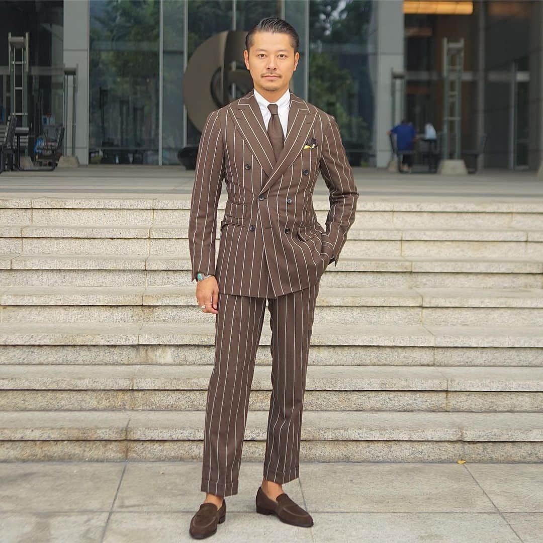 のインスタグラム：「“striped suit style on a tropical day... ———————————————————————— #newcolonialstyle #jetset #luxuryresort #colonyclothing #coloniallifestyle  #lifestyle #fashion #mensfashion #menswear #mnswr #mensstreetstyle #streetstyle #streetfashion #menwithstyle #menwithclass #menwithstreetstyle  #classicstyle #mensclothing #vintage #vintagefashion #vintagestyle #newclassic  #modernclassic @stilewithcolony」