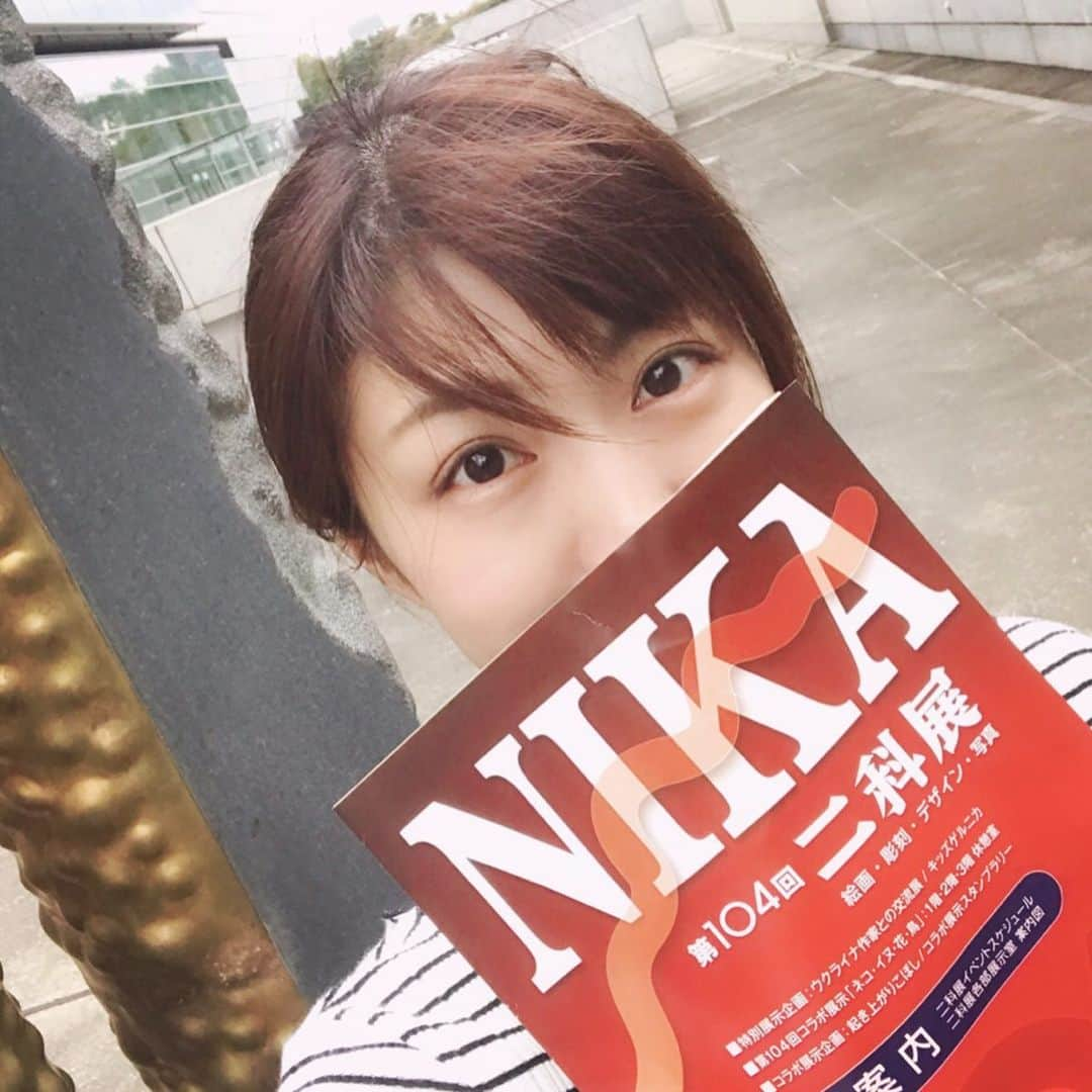 竹村優香のインスタグラム：「二科展に行ってきました！ 工藤静香さんの作品を記事で見かけて、どうしても生で見たかったのですが、近くで見ると目を開けていられないくらいまばゆい強い美しい光を放っていました* 絵を見て眩しいって感じたのは初めてです🥰 素敵すぎて写真も買ってしまいました。 この写真は、その写真の写真(笑) 美術館の1階から3階まで広い空間に並べられたエネルギーが満ち溢れた作品の数々に、刺激をたくさん受けました🌈 来月は金沢にも巡回するみたいですよ！ *  #二科展 #国立新美術館  #工藤静香 さん #心の華 #art」