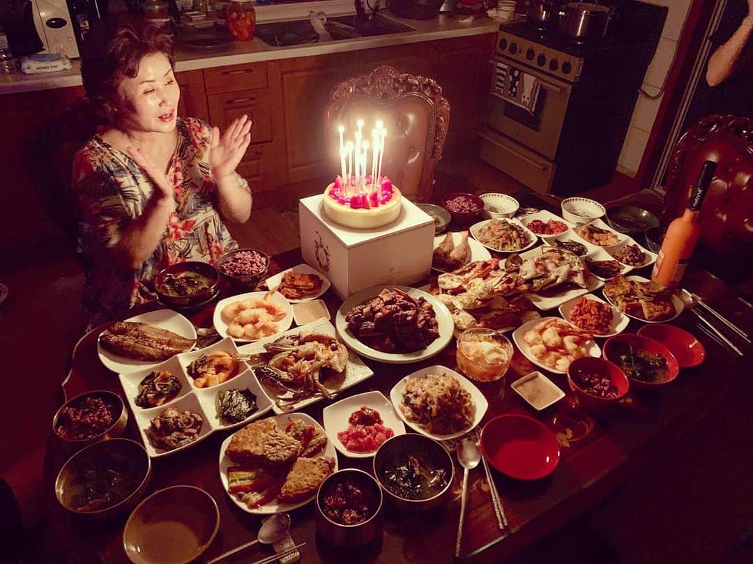 DINDINのインスタグラム：「생일 축하해 엄마 사랑해.  오래 오래 행복하고 건강하자 ❤️」
