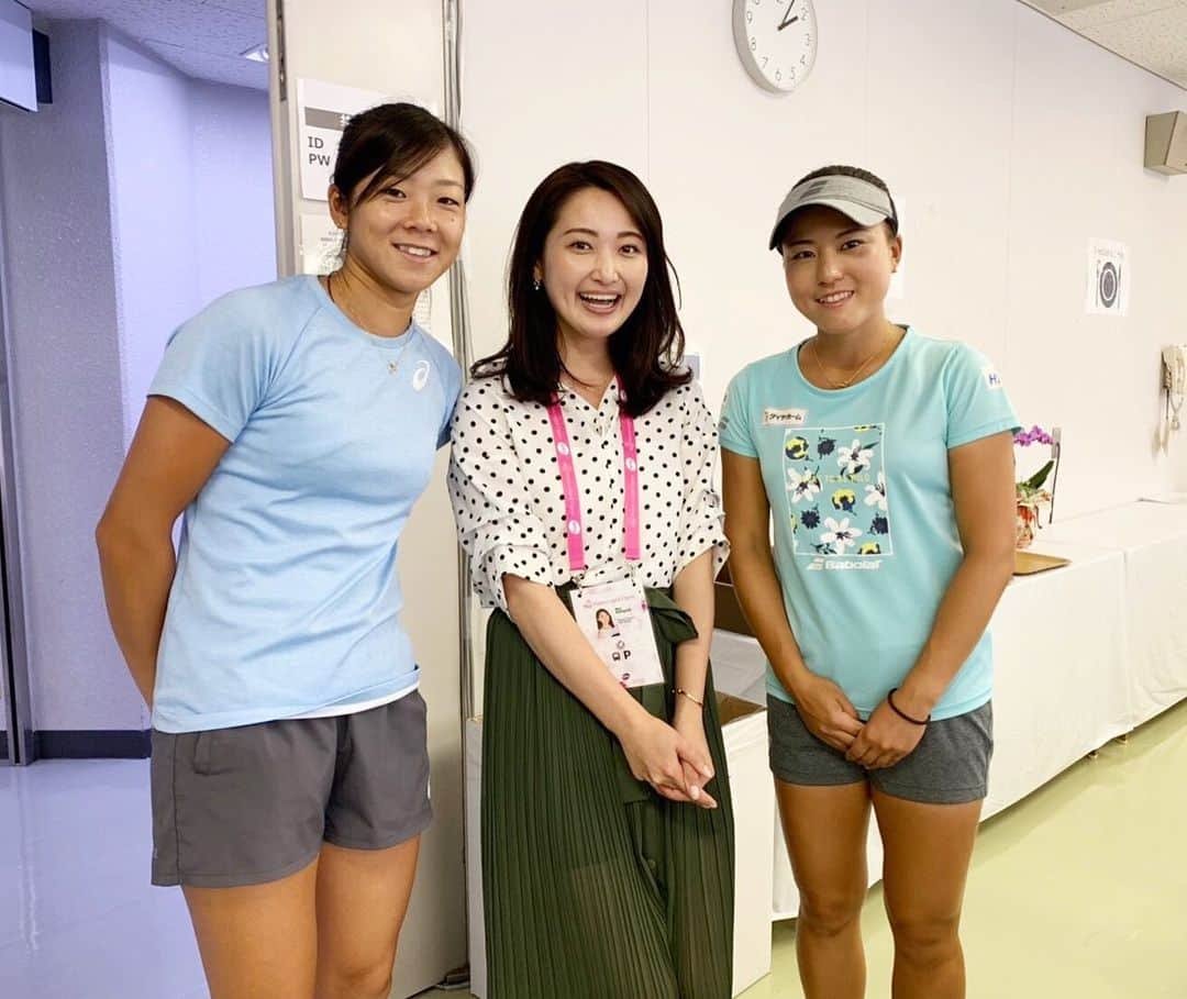 西口真央のインスタグラム：「かっこよすぎる2人に挟まれて☺📷️💪🎾 . かじせんぱい、まこちゃんと！ また一緒にテニスしてください！！！🙈 . ここ何日間かは昔からお世話になった皆さんと一緒にご飯に行ったりおしゃべりしたり、楽しい時間を過ごせました😌🥺🎾 . 私も頑張ります！ またテニスしたくなったあ！！！！ (本格的にw) #花キューピットオープン #wta」