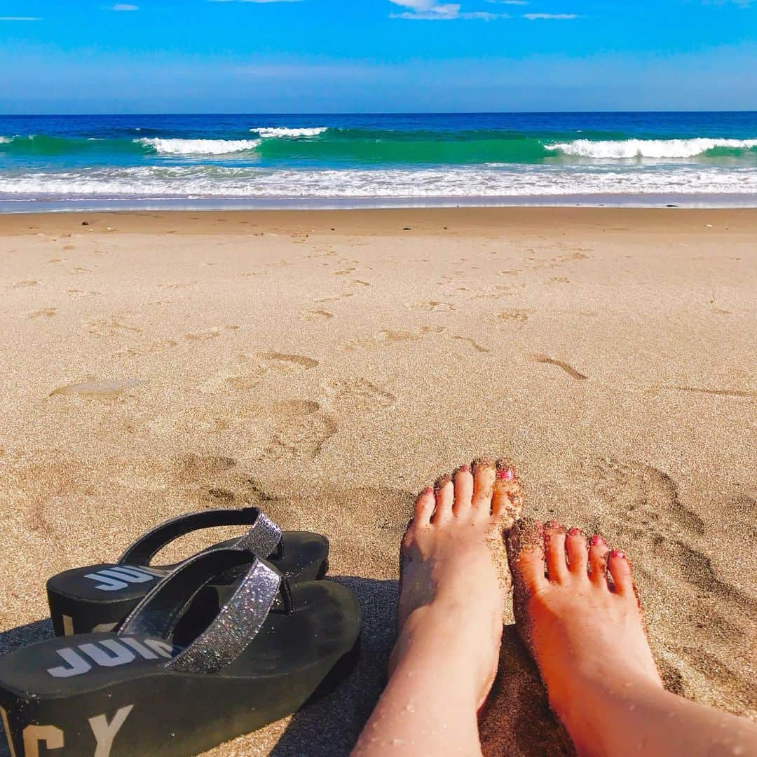 吉山りささんのインスタグラム写真 - (吉山りさInstagram)「海LOVE🏖💕 あ〜海が大好き💗  #海 #ocean #sea #足 #foot #砂 #砂浜 #sand #beach #ビーチ #裸足 で海をボーッと眺めてた #幸せ #波 #happy #ペディキュア #pedicure #juicy #エメラルド #emerald #horizon #surfing #フリーランス #フリーモデル #model #instafoot #instalove #instalike #leg #instapic いつでも海が好き💗#love」9月14日 20時13分 - oreorerisa