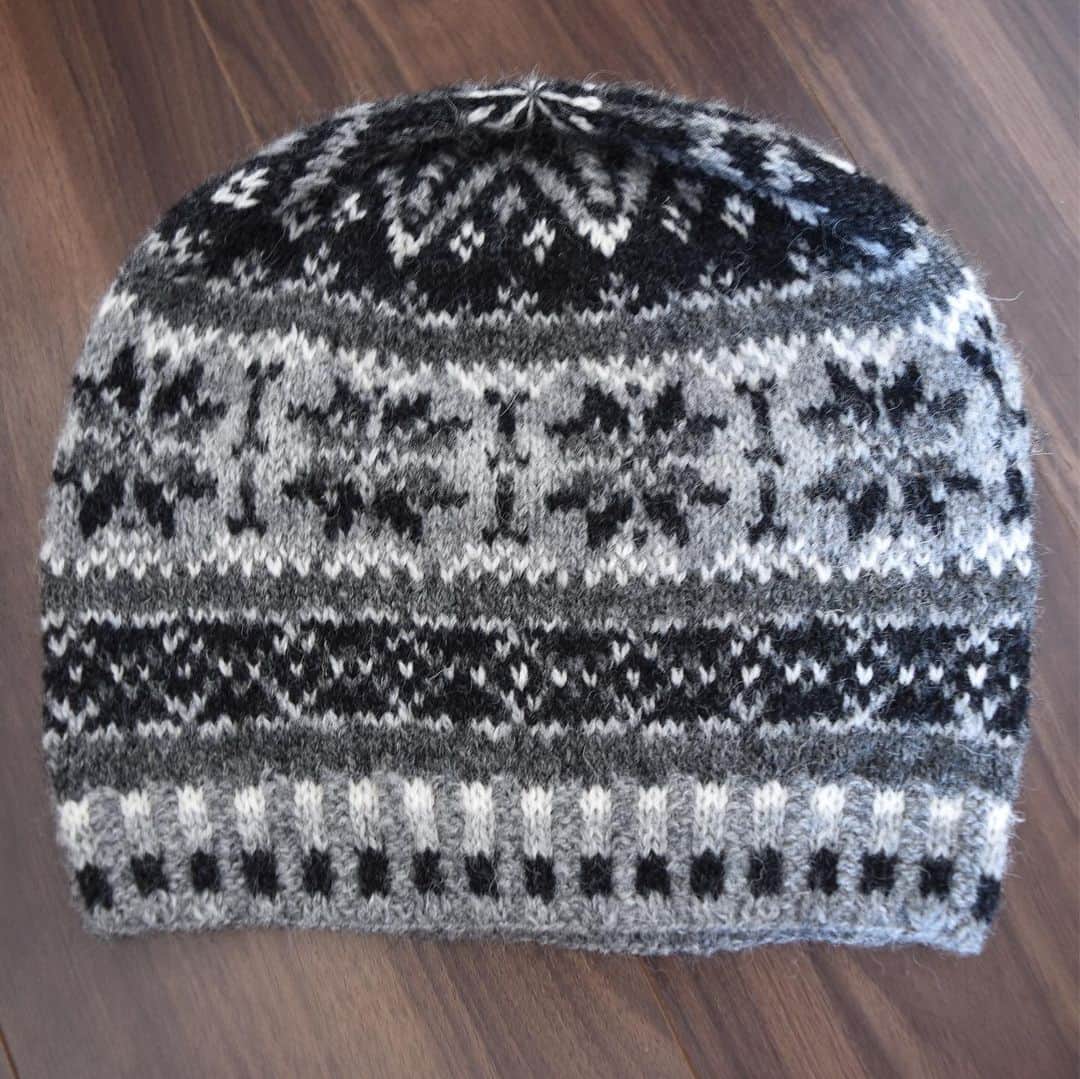 長久保智子さんのインスタグラム写真 - (長久保智子Instagram)「Last Harriet’s hat. Monochrome. I love this tone, too. * Harriet’s Hat の最後の一枚はモノトーンで。やっぱり落ち着くわ（笑）そして、Shetland に持っていく糸を絶賛紡ぎ中〜💙 #shetland #shetlandwool #shetlandwoolweek #shetlandwoolweek2019 #jamiesonandsmith #harrietshat #mrimaakers #shetlandsheep #fairisleknitting #fairislehat #シェトランド #フェアアイル #フェアアイルニット」9月14日 20時15分 - satoko.tricot_the