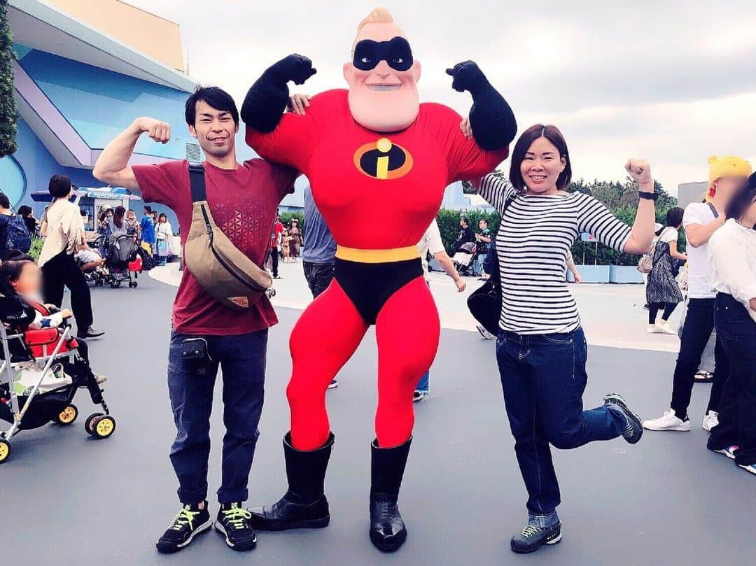 興梠友理さんのインスタグラム写真 - (興梠友理Instagram)「🎃Disney Halloween 2019🎃 My knee is now strong enough to enjoy full day at Disneyland😆 ・ 術後ちょうど6ヶ月‼️ 日頃の筋トレ&リハビリのおかげで体力も筋力もかなりついてきたから、今回は朝イチからめいいっぱいディズニーランドを満喫してきました😍 ・ 新アトラクションで平日でも混雑しているシーを回避して、今回はあえてディズニーランドへ🏰 ・ これが大正解✨ ファストパスを駆使しつつも、スタンバイの列も短かったから、ストレスフリーでかなり色々乗れました🥰 ・ 普段はパスするカヌー漕ぎやトムソーヤ島も行けたし💕 #カヌーのキャストさんはマッチョ率高し！ ・ そして巨大かぼちゃに喰われる写真は、現地でしっかり流行らせてきました😎(そして周囲の笑いもしっかりとってきました👍) #私の頭を突っ込んでるクラータのニヤケ顔にご注目 ・ スティッチ&エンジェルちゃんと偶然遭遇して、念願の写真が撮れたのも嬉しかった❤️ #クラータはスティッチに地味に顔をいじられてたという ・ そしてMr.インクレディブルとはお決まりのマッスルポーズ💪 #負けじと前腕の筋肉を強調してるクラータwww ・ 一日で2万歩以上歩いたから、流石に前腿が軽い筋肉痛になったけど、健常な足だった時と同じペースで遊べるようになったことが確認できたのは何よりの収穫でした☺️ ・ #東京ディズニランド #ディズニーランド #ディズニーリゾート #東京ディズニーリゾート #ディズニーデート#tokyodisneyland #disneland #tokyodisneyresort #努力は絶対裏切らない #ろぎ子の復活までの記録 #膝脱臼 #複合靭帯損傷 #前十字靭帯断裂 (ACL) #後十字靭帯断裂 (PCL) #内側側副靱帯断裂 (MCL) #内側膝蓋大腿靭帯断裂 (MPFL)  #前十字靭帯再建 #後十字靭帯再建 #半月板縫合 #半月板部分切除」9月14日 20時25分 - yuri_rogi