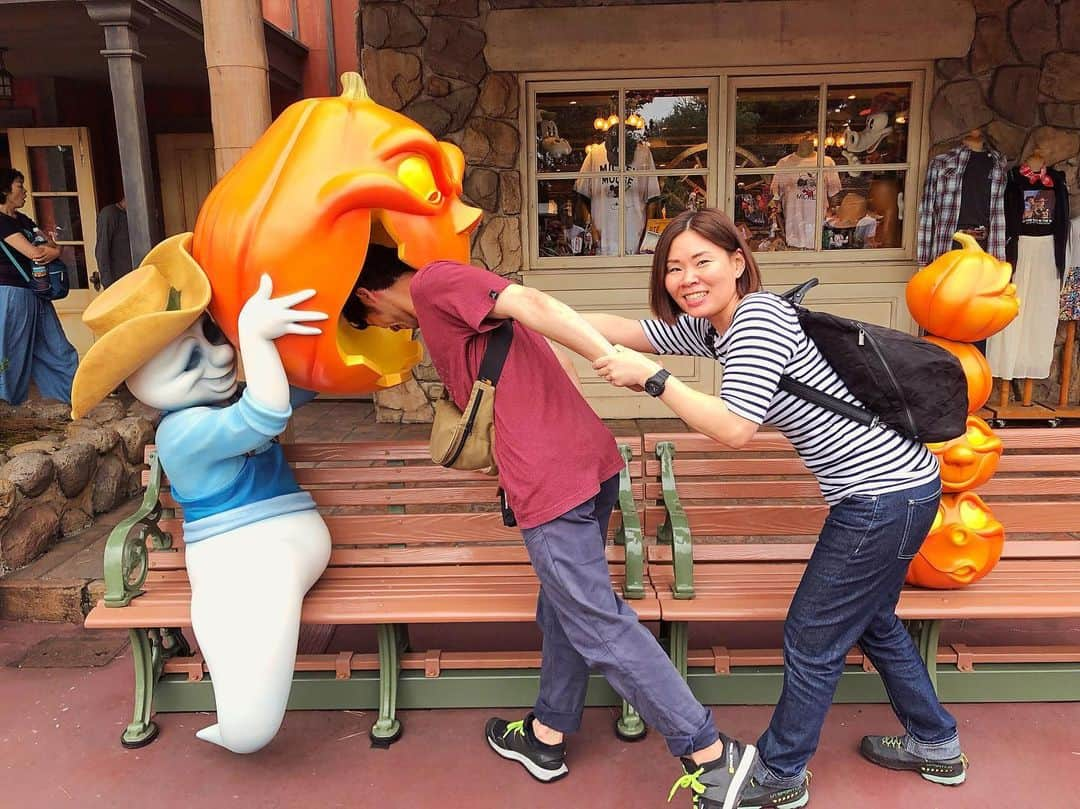 興梠友理さんのインスタグラム写真 - (興梠友理Instagram)「🎃Disney Halloween 2019🎃 My knee is now strong enough to enjoy full day at Disneyland😆 ・ 術後ちょうど6ヶ月‼️ 日頃の筋トレ&リハビリのおかげで体力も筋力もかなりついてきたから、今回は朝イチからめいいっぱいディズニーランドを満喫してきました😍 ・ 新アトラクションで平日でも混雑しているシーを回避して、今回はあえてディズニーランドへ🏰 ・ これが大正解✨ ファストパスを駆使しつつも、スタンバイの列も短かったから、ストレスフリーでかなり色々乗れました🥰 ・ 普段はパスするカヌー漕ぎやトムソーヤ島も行けたし💕 #カヌーのキャストさんはマッチョ率高し！ ・ そして巨大かぼちゃに喰われる写真は、現地でしっかり流行らせてきました😎(そして周囲の笑いもしっかりとってきました👍) #私の頭を突っ込んでるクラータのニヤケ顔にご注目 ・ スティッチ&エンジェルちゃんと偶然遭遇して、念願の写真が撮れたのも嬉しかった❤️ #クラータはスティッチに地味に顔をいじられてたという ・ そしてMr.インクレディブルとはお決まりのマッスルポーズ💪 #負けじと前腕の筋肉を強調してるクラータwww ・ 一日で2万歩以上歩いたから、流石に前腿が軽い筋肉痛になったけど、健常な足だった時と同じペースで遊べるようになったことが確認できたのは何よりの収穫でした☺️ ・ #東京ディズニランド #ディズニーランド #ディズニーリゾート #東京ディズニーリゾート #ディズニーデート#tokyodisneyland #disneland #tokyodisneyresort #努力は絶対裏切らない #ろぎ子の復活までの記録 #膝脱臼 #複合靭帯損傷 #前十字靭帯断裂 (ACL) #後十字靭帯断裂 (PCL) #内側側副靱帯断裂 (MCL) #内側膝蓋大腿靭帯断裂 (MPFL)  #前十字靭帯再建 #後十字靭帯再建 #半月板縫合 #半月板部分切除」9月14日 20時25分 - yuri_rogi