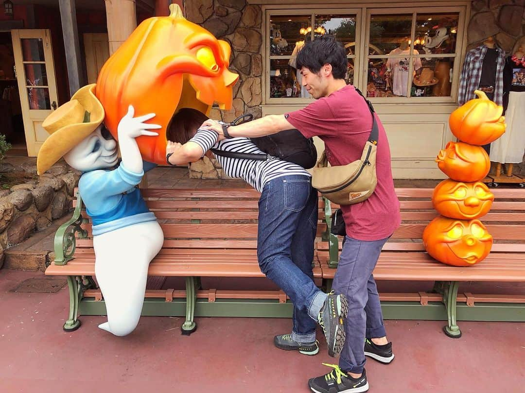 興梠友理さんのインスタグラム写真 - (興梠友理Instagram)「🎃Disney Halloween 2019🎃 My knee is now strong enough to enjoy full day at Disneyland😆 ・ 術後ちょうど6ヶ月‼️ 日頃の筋トレ&リハビリのおかげで体力も筋力もかなりついてきたから、今回は朝イチからめいいっぱいディズニーランドを満喫してきました😍 ・ 新アトラクションで平日でも混雑しているシーを回避して、今回はあえてディズニーランドへ🏰 ・ これが大正解✨ ファストパスを駆使しつつも、スタンバイの列も短かったから、ストレスフリーでかなり色々乗れました🥰 ・ 普段はパスするカヌー漕ぎやトムソーヤ島も行けたし💕 #カヌーのキャストさんはマッチョ率高し！ ・ そして巨大かぼちゃに喰われる写真は、現地でしっかり流行らせてきました😎(そして周囲の笑いもしっかりとってきました👍) #私の頭を突っ込んでるクラータのニヤケ顔にご注目 ・ スティッチ&エンジェルちゃんと偶然遭遇して、念願の写真が撮れたのも嬉しかった❤️ #クラータはスティッチに地味に顔をいじられてたという ・ そしてMr.インクレディブルとはお決まりのマッスルポーズ💪 #負けじと前腕の筋肉を強調してるクラータwww ・ 一日で2万歩以上歩いたから、流石に前腿が軽い筋肉痛になったけど、健常な足だった時と同じペースで遊べるようになったことが確認できたのは何よりの収穫でした☺️ ・ #東京ディズニランド #ディズニーランド #ディズニーリゾート #東京ディズニーリゾート #ディズニーデート#tokyodisneyland #disneland #tokyodisneyresort #努力は絶対裏切らない #ろぎ子の復活までの記録 #膝脱臼 #複合靭帯損傷 #前十字靭帯断裂 (ACL) #後十字靭帯断裂 (PCL) #内側側副靱帯断裂 (MCL) #内側膝蓋大腿靭帯断裂 (MPFL)  #前十字靭帯再建 #後十字靭帯再建 #半月板縫合 #半月板部分切除」9月14日 20時25分 - yuri_rogi