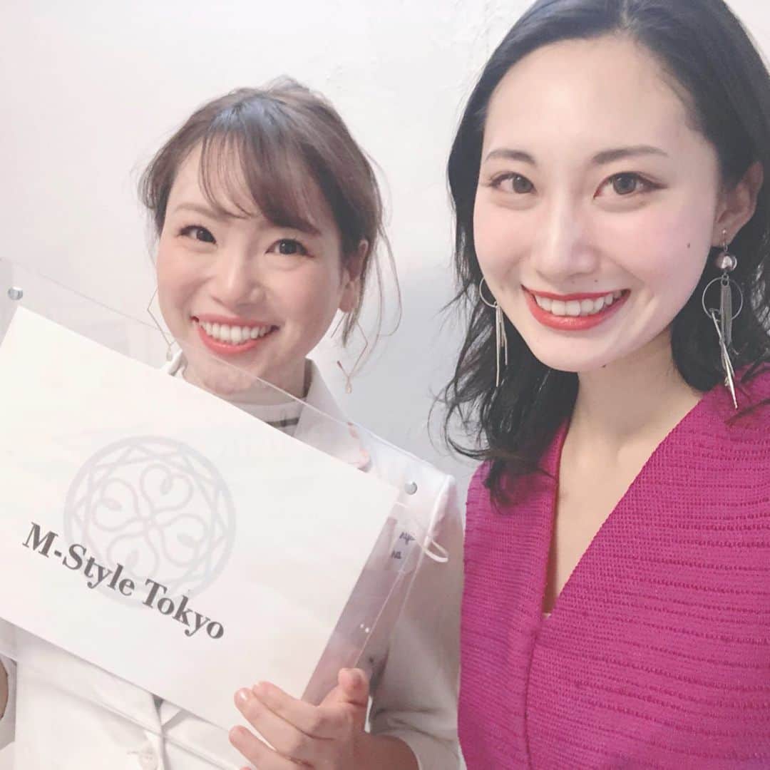 のインスタグラム：「ミスジャパン岐阜代表 大野彩です！  大会2日前！ ミスジャパンのビューティキャンプ講師である 三浦ミカ先生 @miu_mika16 のサロンへ行って小顔矯正してもらいました💓  まずは顔と頭の浮腫みをカッサで取ってもらい、そのあと骨を動かすために顔の筋肉を緩めます！ そして筋肉が緩まりやっと骨を動かすことができるそうです！ 私は特に頬骨が出っ張っているのがコンプレックスなんですが、それもキュっと中に入れてもらいました💓 顔の骨と頭蓋骨が元の位置に戻ったことによって、小顔になりました！！ 次の日ビューティキャンプに行くと、みんなが顔が小さくなった！と気付いてくれました☺️ 元々看護師だったミカ先生、身体の知識がものすごく深く、骨を触るって正直怖いのもありますが、安心してお任せできました💓 私も元看護師というのもあり、話に花が咲いてしまいました☺️ とっても話しやすく、どんどんいろんなことを相談したくなっちゃう、そんな素敵な先生です！  ミカ先生、本当にありがとうございました💓 今後も通わせていただきます✨  #ミスジャパン  #ミスジャパン岐阜 #missjapan #missjapangifu #2019mj #2019ミスジャパン #2019missjapan #大野彩 #岐阜代表 #ビューティキャンプ #美 #美のカリスマ #小顔矯正 #骨格矯正 #骨格 #小顔 #小顔サロン」