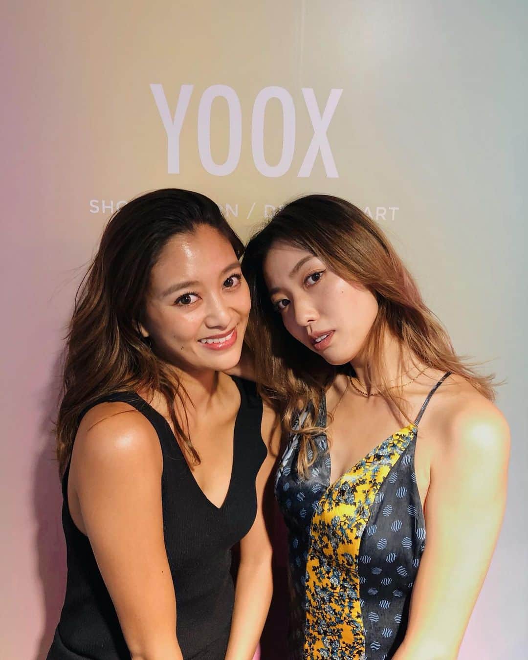 岩崎志保のインスタグラム：「YOOX 15th Anniversary popup store👗 w/ @naomiyogachan .  昨夜はなおみとYOOXのPOPUPに。 ゲームに参加して正解したら5000円オフのクーポンもらえた…！嬉しい、もうすぐ使う👖👢👒 今日の22時までだから表参道にいる方は急げ〜！ . #YOOX #YOOXJP15thanniversary」
