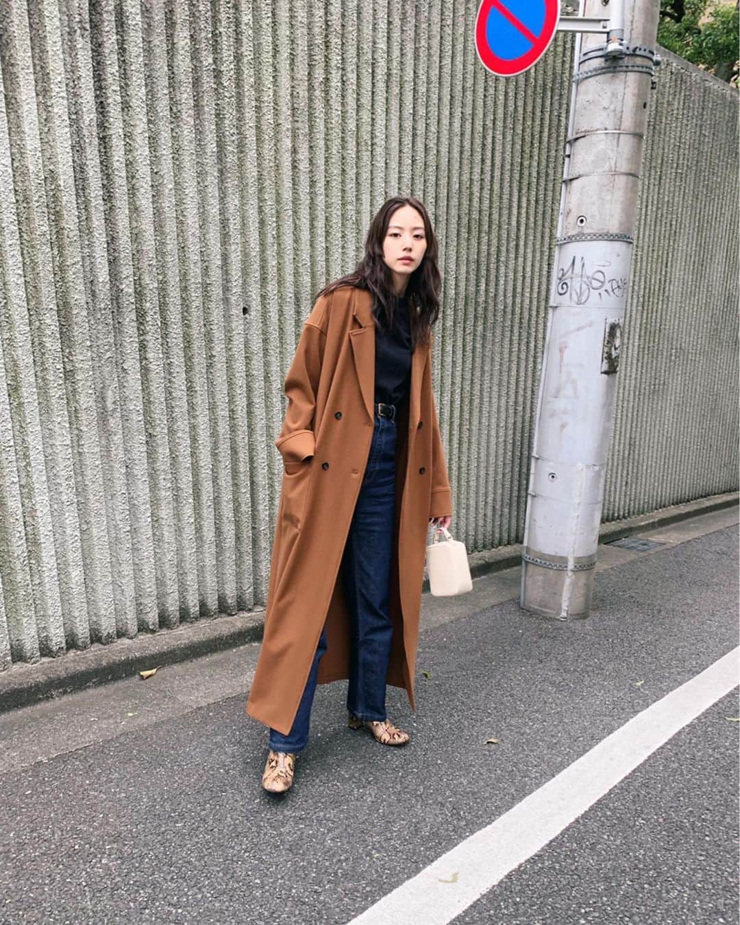 Shiho Sasakiのインスタグラム：「そろそろアウターが気になる季節🍁 もちっとした弾力のある生地感のコート☝️ 今年はMサイズがスーパーロング丈なので高身長さんにも嬉しい💞 身長168㎝が着てこんな感じの見た目です🙆‍♀️ #MOUSSY#MOUSSYSNAP」