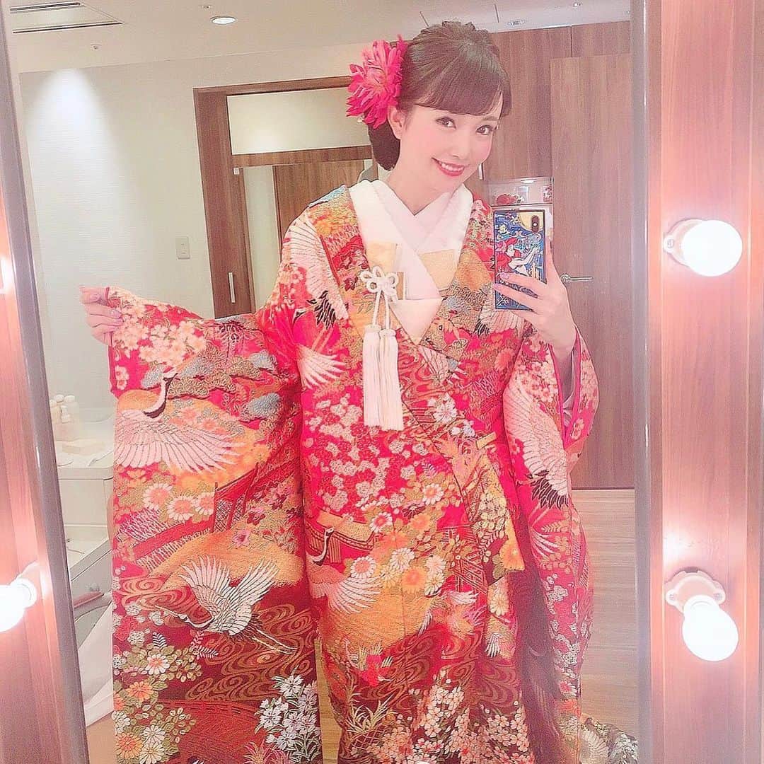 のインスタグラム：「💐👘﻿ ﻿ ウェディングモデルでの﻿ 真っ赤な色打掛❤️👘﻿ ﻿ やっぱり色打掛は赤！ってイメージ強い❤️﻿ ﻿ ﻿ ﻿ 明日9/15(日)は、﻿ トークショーに出演させていただきます💕﻿ 詳細はハイライトの〝トークショー〟を﻿ 見てねー🎵(о´∀`о)﻿ ﻿ ﻿ #色打掛#色打ち掛け#ウェディングモデル#ブライダルモデル#ウェディング#Dressy花嫁#プラコレ#ブライダル#赤色打掛#kimono#wedding_mari」