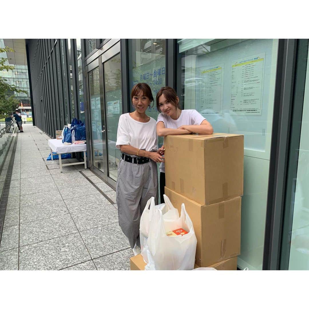 紗栄子さんのインスタグラム写真 - (紗栄子Instagram)「支援物資受付けの看板をみて、たくさんの割り箸を握りしめて一人で走って来てくれた少年や、物資をお届けに来てくださった皆様がSNSで拡散してくださったことでまた支援の輪が広がり、足を運んで下さった方がたくさんいらっしゃいました。 本当に本当にありがとうございます！！ 明日もエイベックスビルクリニック前で12時から17時まで、物資の受付をしております！ タイムリーに必要としている支援物資をリサーチし、明日の朝にストーリーズと本投稿にてお知らせ致しますのでそちらをご確認ください。 必ず千葉の皆様の元にお届け致します。 明日もまた皆様の支援をスタッフ一同お待ちしております。 物資受付 ＊エイベックスビルクリニック 東京都港区南青山三丁目1番30号エイベックスビル１Ｆ(タリーズ奥セブイレブン隣) 12時〜17時受付 #千葉#chibaprefecture」9月14日 20時33分 - saekoofficial