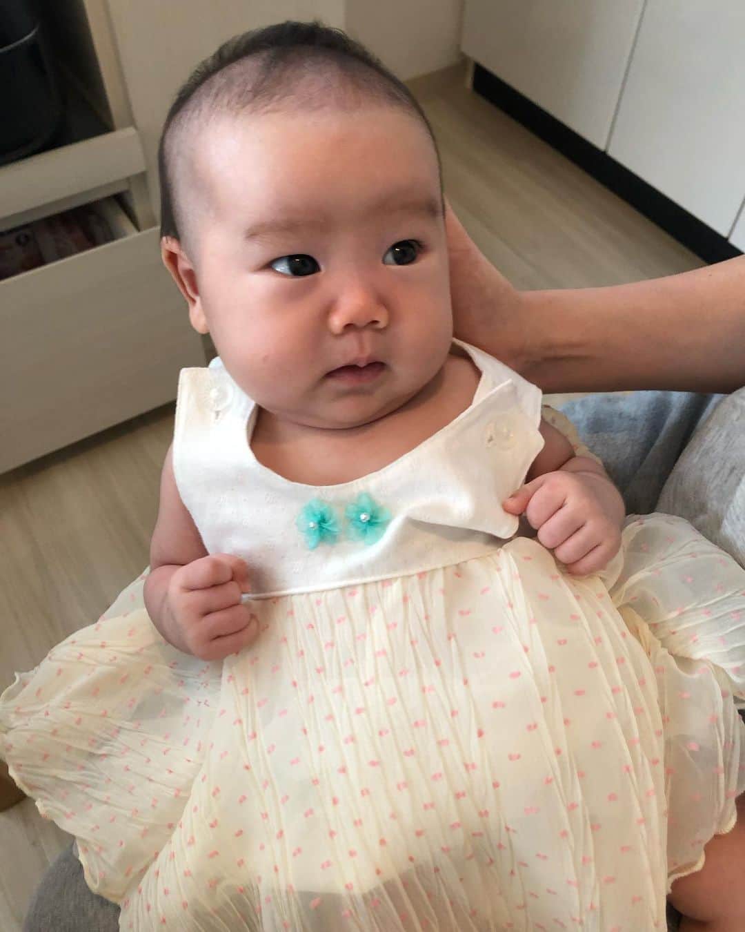 眞田佳織さんのインスタグラム写真 眞田佳織instagram 服を引っ張れるようになった人 4枚目の顔が秀逸です びよーん 毎日赤子 生後2ヶ月 赤ちゃん 女の子 赤ちゃんのいる生活 10月5日 9時11分 Kaori Sanada