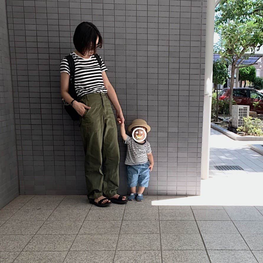 ナカヤマユキコさんのインスタグラム写真 - (ナカヤマユキコInstagram)「いつぞやの🌿 . . 👶🏻ムスコ 強制ペアルックにされがち . 👩🏻母ちゃん どんどん服装がシンプルになりがち . . . 今日の東京はすっかり秋だ〜 . 去年着せてた服が見事に全てサイズアウトしたので 急いで秋服買いに行かねばっ💨 あと、この数ヶ月で靴もサイズアウトしてた🤦🏻‍♀️ . . . . . #親子コーデ #男の子ママ  #1歳半 #成長が止まらない #お昼寝は3時間 #下手すりゃ4時間 #夜は10時間ノンストップ睡眠  #寝る子は育つのね」9月14日 11時49分 - iam_uk