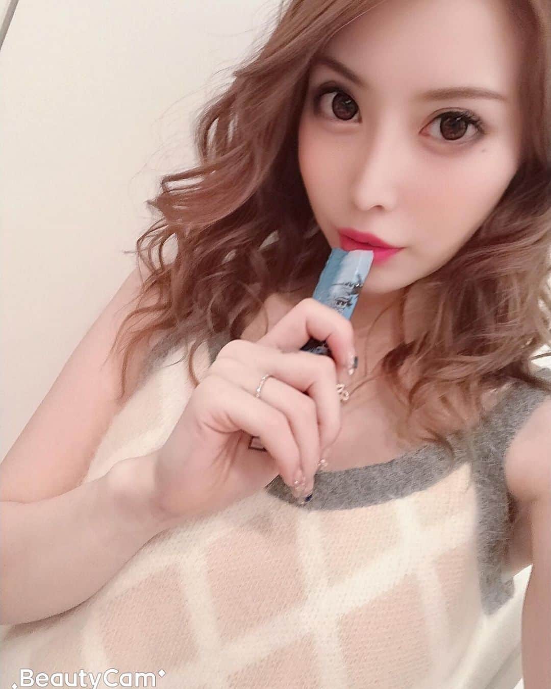 高橋沙弥華のインスタグラム：「おやつ感覚で食べる美容ゼリー😋 5種類味あるから飽きない🥺 美容成分と女性らしさどっちも気になる成分入ってて今なら安いから試してみる💓  #resoreine #リゾレーヌ #resort #リゾート #ゼリー #美容成分 #マカ #馬プラセンタ #白キクラゲ #ピオチン #プロテオグリカン #マキベリー #ボロン ＃ワイルドヤムエキス #ざくろエキス #イソフラボン」