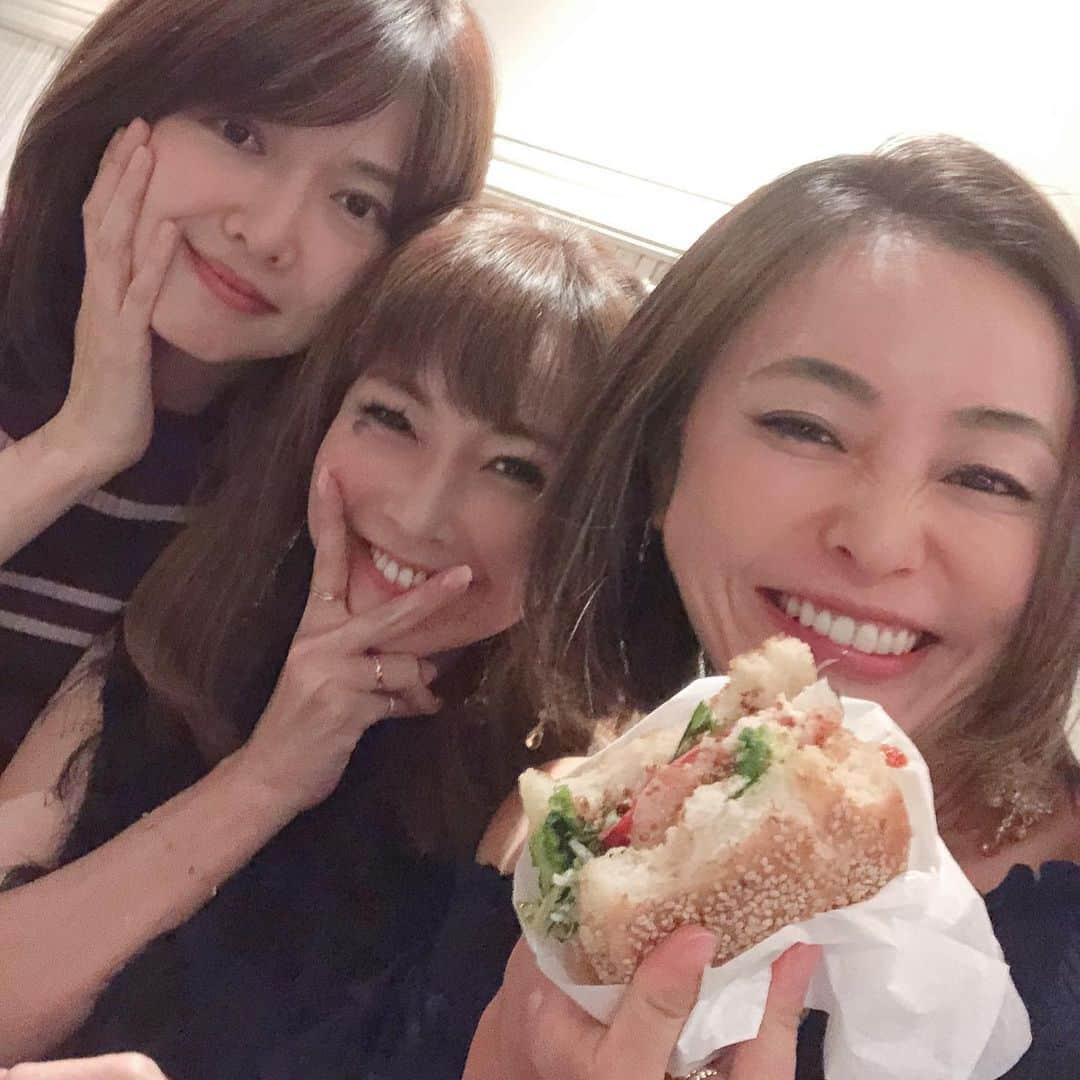 黒田愛美さんのインスタグラム写真 - (黒田愛美Instagram)「高校来の親友達と #ヘルシーディナー 🍽❤️ #グルテンフリーバーガー 🍔 #biocafe #ビオカフェ」9月14日 11時58分 - kurodaaimi