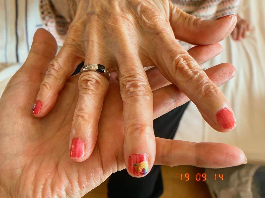 井上志帆子さんのインスタグラム写真 - (井上志帆子Instagram)「. ひろこ86歳👵🏼 指輪も直してもらって 爪も可愛くしてもらってご機嫌。 好きな人は羽生くんと嵐。 俳号はカサブランカ。 好きなキャラクターはプーさん。 #婆ちゃん#おばあちゃん#女王様#ひろこ#ジャンキー#86歳」9月14日 11時50分 - shiriko0316