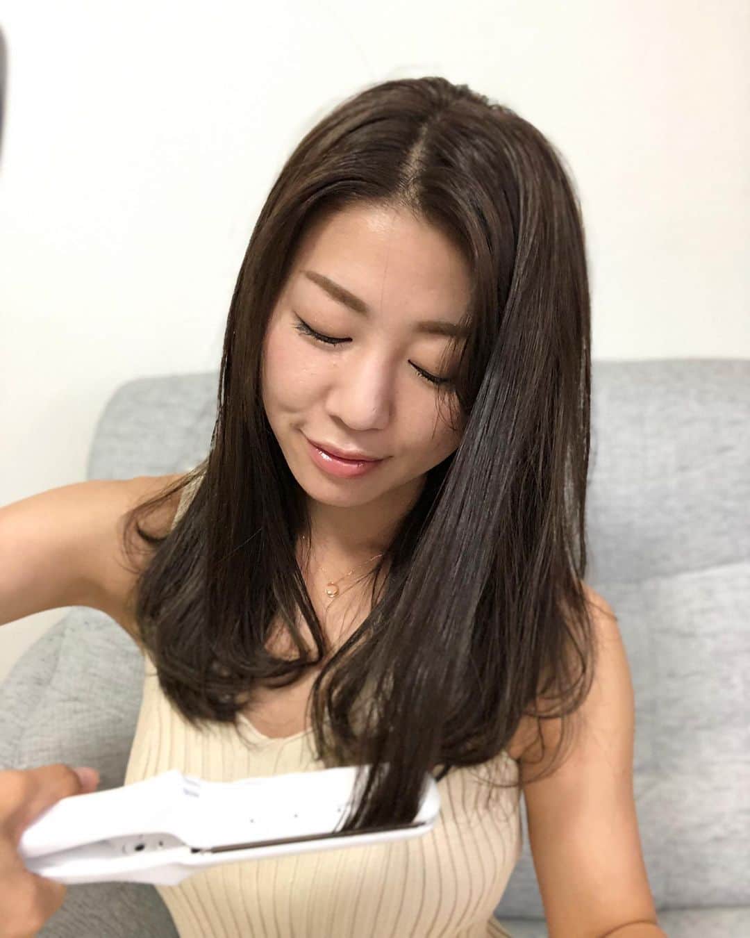 yuu sakuraiさんのインスタグラム写真 - (yuu sakuraiInstagram)「こんにちは(^^) もうすぐお昼ご飯の時間☆ : 今までずっと巻き髪でしたが 最近 #ストレートヘア にはまっております！笑 : いいストレートヘアアイロンないかなぁと思っていたら皆さんの口コミを聞いて @kinujo.jp 絹女を使ってみました♪ : 今までヘアアイロンを使わずにコテを利用してたのはどうも、 ストレートアイロンて使いづらいイメージがあって、でもこちらの絹女はとにかく #ヘアスタイル が作りやすいー☆ : そして、サラサラヘアを手に入れられます♪ 20秒で180度まで温まるのも急いでいる朝には有難いです！ : 今日は私がいつもやっている3分で出来上がる軽い内巻きのストレートヘアを #ヘアアレンジ動画 にまとめてみました☆ : みんなも試してみてね♪ : 今日もこのあと打ち合わせへ 行ってきます！！ 皆さんも素敵な週末を☆ : http://kinujo.jp/ #kinujo #シルクプレートへアアイロン #ヘアアイロン #ストレートアイロン #絹女 #美容 #髪 #アッシュグレー #鯖バーガー」9月14日 11時53分 - food_yuu