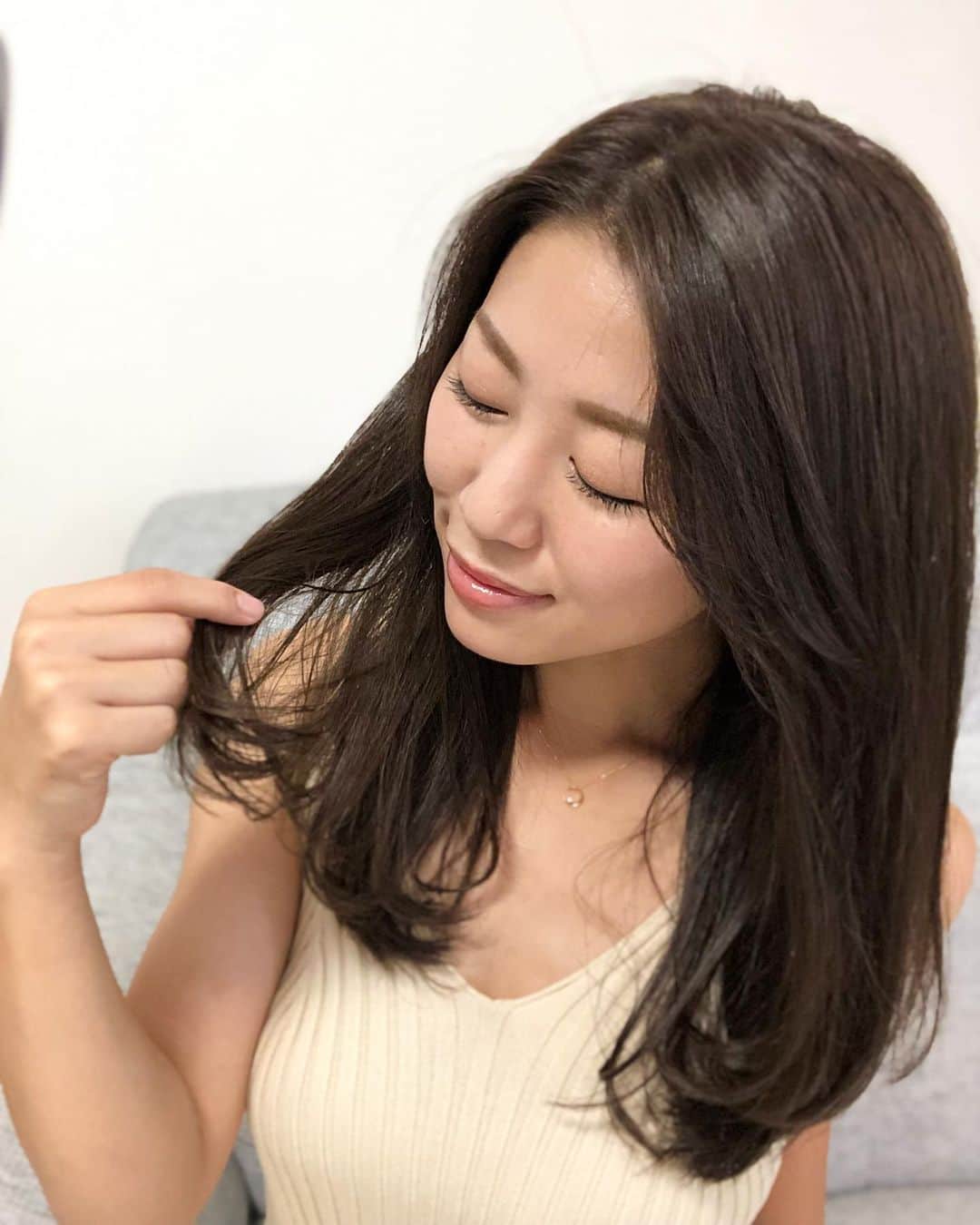 yuu sakuraiさんのインスタグラム写真 - (yuu sakuraiInstagram)「こんにちは(^^) もうすぐお昼ご飯の時間☆ : 今までずっと巻き髪でしたが 最近 #ストレートヘア にはまっております！笑 : いいストレートヘアアイロンないかなぁと思っていたら皆さんの口コミを聞いて @kinujo.jp 絹女を使ってみました♪ : 今までヘアアイロンを使わずにコテを利用してたのはどうも、 ストレートアイロンて使いづらいイメージがあって、でもこちらの絹女はとにかく #ヘアスタイル が作りやすいー☆ : そして、サラサラヘアを手に入れられます♪ 20秒で180度まで温まるのも急いでいる朝には有難いです！ : 今日は私がいつもやっている3分で出来上がる軽い内巻きのストレートヘアを #ヘアアレンジ動画 にまとめてみました☆ : みんなも試してみてね♪ : 今日もこのあと打ち合わせへ 行ってきます！！ 皆さんも素敵な週末を☆ : http://kinujo.jp/ #kinujo #シルクプレートへアアイロン #ヘアアイロン #ストレートアイロン #絹女 #美容 #髪 #アッシュグレー #鯖バーガー」9月14日 11時53分 - food_yuu