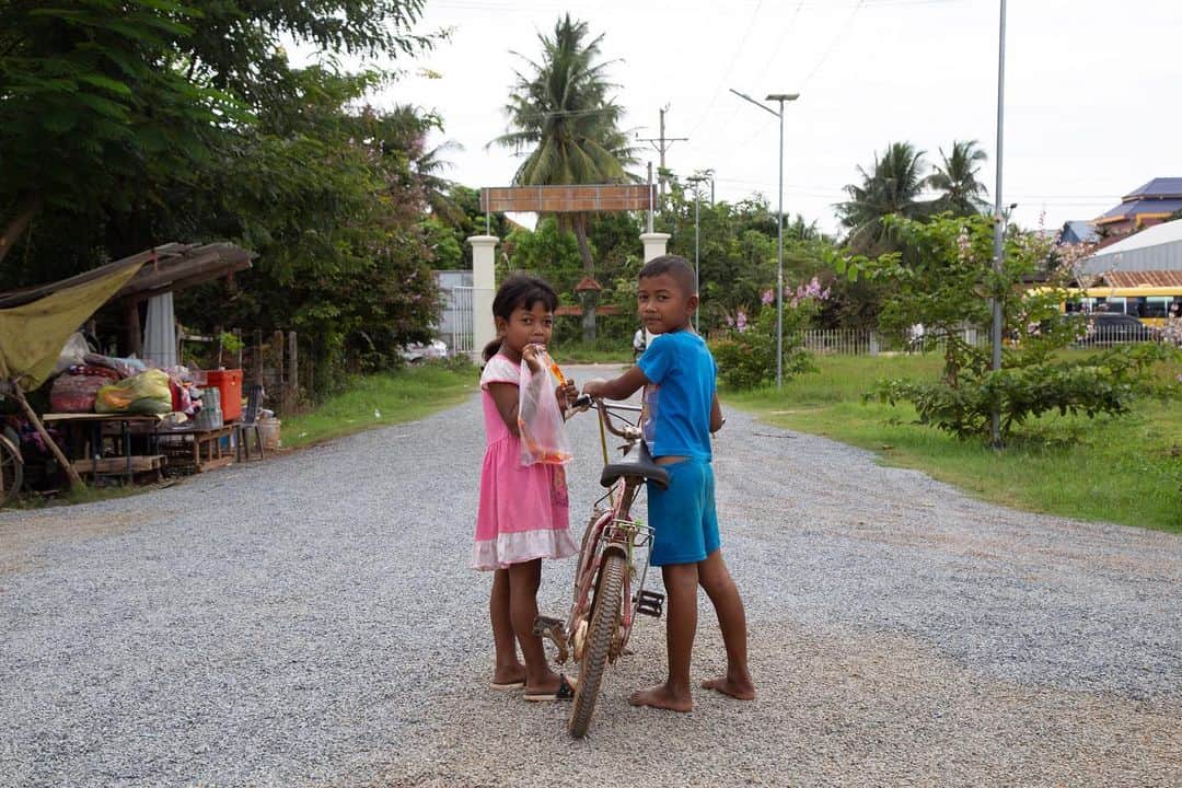 Shunsuke Miyatakeのインスタグラム：「Brother and sister getting some pop candies, Oudong, Cambodia.  #Hellofrom Cambodia」