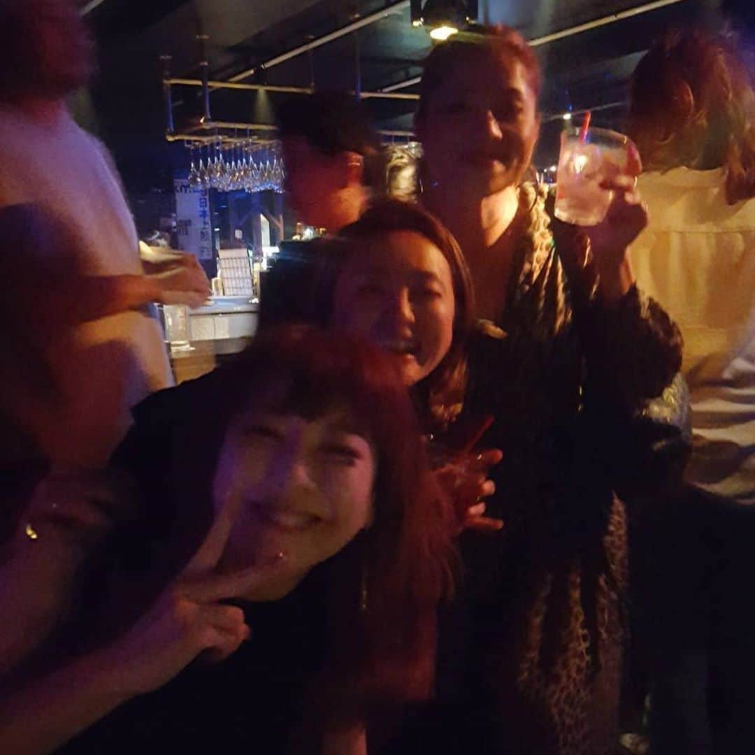 黒田愛美さんのインスタグラム写真 - (黒田愛美Instagram)「高校からの親友3人組❤️ #ビオワイン🍷& #グルテンフリー の #ビオカフェにてヘルシーディナー🍽→ #WREP ❣️ 25年くらい一緒にいるとなんだかなんも気使わないわw 高校の頃からみんなぶれずに変わらない我々。みんな大好き😘💕 #いつもありがと #久々人うち泊めたわw #親友 #美容アンチエイジング専門医  #黒田愛美」9月14日 12時08分 - kurodaaimi