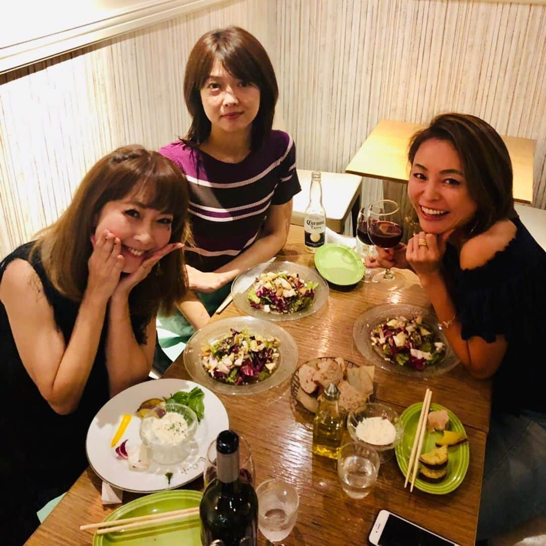 黒田愛美さんのインスタグラム写真 - (黒田愛美Instagram)「高校からの親友3人組❤️ #ビオワイン🍷& #グルテンフリー の #ビオカフェにてヘルシーディナー🍽→ #WREP ❣️ 25年くらい一緒にいるとなんだかなんも気使わないわw 高校の頃からみんなぶれずに変わらない我々。みんな大好き😘💕 #いつもありがと #久々人うち泊めたわw #親友 #美容アンチエイジング専門医  #黒田愛美」9月14日 12時08分 - kurodaaimi