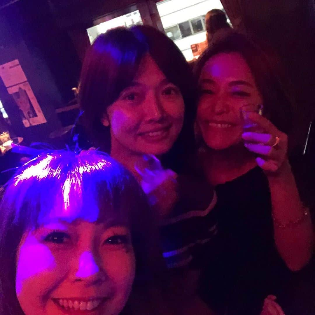 黒田愛美さんのインスタグラム写真 - (黒田愛美Instagram)「高校からの親友3人組❤️ #ビオワイン🍷& #グルテンフリー の #ビオカフェにてヘルシーディナー🍽→ #WREP ❣️ 25年くらい一緒にいるとなんだかなんも気使わないわw 高校の頃からみんなぶれずに変わらない我々。みんな大好き😘💕 #いつもありがと #久々人うち泊めたわw #親友 #美容アンチエイジング専門医  #黒田愛美」9月14日 12時08分 - kurodaaimi