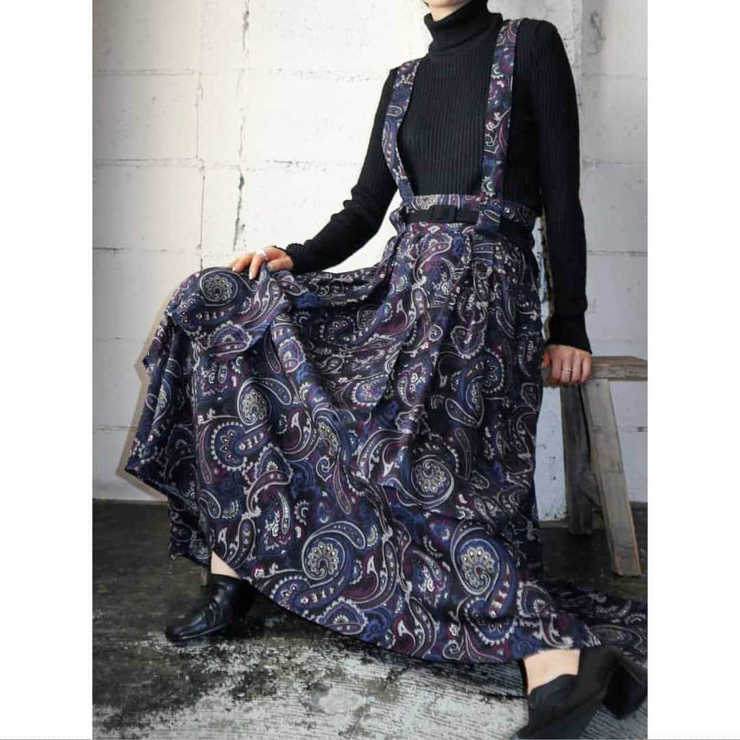 のインスタグラム：「Paisley Pattern Suspender Skirt  #orfeo #kichijoji #tokyo #vintage #used #fashion #coordinate #outfit #オルフェオ #吉祥寺 #東京 #古着 #古着屋 #ヴィンテージ #ユーズド #ファッション #コーディネート  掲載商品のお問い合わせはメールにて承っております。コメント、DMでのお問い合わせは受け付けておりませんのでご了承ください。」