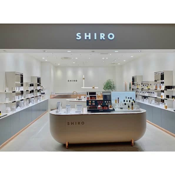 shiroさんのインスタグラム写真 - (shiroInstagram)「【SHIROタカシマヤ ゲートタワーモール店 リニューアルオープン】﻿ 本日より、SHIRO タカシマヤ ゲートタワーモール店がリニューアルオープンいたしました。﻿ なめらかなフォルムの大理石と鏡面素材のスタイリッシュな陳列棚。シンプルながらもエレガントな店内で、国内外の厳選した素材を使用したモードなメイクやスキンケア、心地よく印象的な香りのフレグランスをご提案いたします。﻿ スタッフ一同、皆様のお越しをお待ちしております。﻿ ﻿ ■SHIRO タカシマヤ ゲートタワーモール店﻿ リニューアルオープン：2019/9/14(土)﻿ 場所：愛知県名古屋市中村区名駅一丁目1番3号 タカシマヤ ゲートタワーモール 6F﻿ 営業時間：10:00 - 21:00﻿ TEL：052-566-6608﻿ #SHIRO #SHIROcosme #タカシマヤ ゲートタワーモール」9月14日 12時21分 - shiro_japan