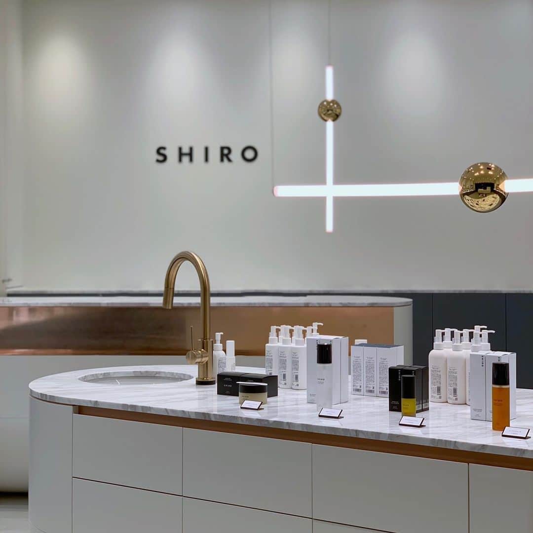 shiroさんのインスタグラム写真 - (shiroInstagram)「【SHIROタカシマヤ ゲートタワーモール店 リニューアルオープン】﻿ 本日より、SHIRO タカシマヤ ゲートタワーモール店がリニューアルオープンいたしました。﻿ なめらかなフォルムの大理石と鏡面素材のスタイリッシュな陳列棚。シンプルながらもエレガントな店内で、国内外の厳選した素材を使用したモードなメイクやスキンケア、心地よく印象的な香りのフレグランスをご提案いたします。﻿ スタッフ一同、皆様のお越しをお待ちしております。﻿ ﻿ ■SHIRO タカシマヤ ゲートタワーモール店﻿ リニューアルオープン：2019/9/14(土)﻿ 場所：愛知県名古屋市中村区名駅一丁目1番3号 タカシマヤ ゲートタワーモール 6F﻿ 営業時間：10:00 - 21:00﻿ TEL：052-566-6608﻿ #SHIRO #SHIROcosme #タカシマヤ ゲートタワーモール」9月14日 12時21分 - shiro_japan