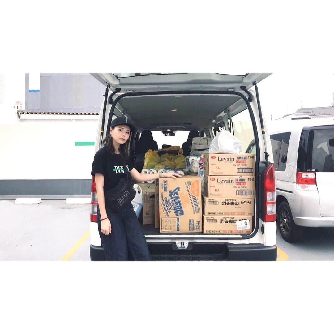 武藤千春さんのインスタグラム写真 - (武藤千春Instagram)「SNSのチカラってはんぱない！ と、今日改めて実感しました。武藤千春です。  昨日は、千葉県北東部の 香取市・富里市・八街市へ 支援物資を届けに行ってきました。  私が足を運んだのは 千葉県北東部の一部のエリアだけですが、 ・なぜ支援物資を届けに行くことになったのか？ ・行ったエリアの現状はどうだったのか？ 私が見てきたものをお伝えします。  きっかけは、一昨日の夜、 インスタグラムを通じて ファンの方からいただいた このようなメッセージでした。 "千葉県北東部では停電・断水が 今も起きていて、 水や食料が不足しているのに なかなか報道してもらえないので SNSでこのことを発信して欲しい。" とメッセージをいただきました。 （メッセージを公開しても良いとのこと だったので、画像を載せます。） このメッセージを見て、 私はめちゃくちゃ考えました。  もちろん発信したい！現状伝えたい！ でも、果たしてSNSで発信だけして、 ただ見守るという選択をしてしまって 良いのだろうか？ この事実を知ったからには行動したい。 勇気を持ってインスタグラムから メッセージを送ってくれた彼女に なんとか力になれないものか？と思い、 「足りないもの届けに行きます！」 とすぐに返事をしました。  そして、メッセージのやりとりをして、 彼女が務める千葉県香取市の会社へ 支援物資を持っていくことに。  とはいえ、 「行く！」と決めたものの、 こうした行動をするのは初めての経験で 何を用意すればいいんだろう？と 頭の中がハテナマークで埋め尽くされたので、 まずはTwitterでアドバイスを求めました。  すると本当に沢山の方が 一緒に情報収集をしてくれたり… 必要なものを教えてくれたり… 中には画像つきでわかりやすく 教えていただいた方も！ SNSって本当に凄い！！！！ (ご協力いただいた皆様、 本当にありがとうございます！) 翌日、 朝から大きなハイエースをレンタルして、 会社のスタッフに運転してもらい (私が免許を持っていないので…) 都内のドン・キホーテやスーパーをまわって 水や食料、必要な生活用品を買い集め 千葉県香取市に向かいました。  ちなみに、物資は 皆様からのアドバイスを参考にしながら、 持っていきました。 (詳しくはブログをご覧ください。) 向かっている途中は、 倒木で道が塞がれていたり… 停電による影響で 信号機がついていなかったり… コンビニやスーパーも営業していません。  台風から５日が経ちましたが、 まだまだ停電・断水してるエリア ライフラインが復旧していないエリアが とても多かったです。  千葉県香取市に到着し、 メッセージをいただいたファンの方に 直接物資をお渡ししました。 彼女のご自宅(お隣の成田市)も まだ電気と水道が復旧していないとのこと。 職場は発電機を使って動かしているそうで、 「職員みんな、とても疲れ切った表情を しているんです。」と話されていました。  その後、千葉県富里市にある わんちゃんがいる施設に伺いました。 こちらも発電機を使って扇風機を利用し わんちゃんたちの体温が上がらないよう 必死に調整しているそうです。 断水していて洗濯ができない為、 タオルと水が必要です！とのこと。 大量のタオルと水をお渡ししました！  そこから、まだ物資があったので 県内で二番目に被害が大きい と言われている八街市へ。  八街市にある総合保健福祉センターでは 個人からの支援物資を受け付けていて 職員の皆さんが笑顔で 私たちを受け入れてくれました。 (なんと偶々J-WAVEリスナーの職員の方が いらっしゃいました)  職員の方から直接お話を伺い、 周辺の地域の状況など 現状を教えていただくことができました。  今回支援物資を届けるという初めての試みで わからないことも沢山ある中、 「行かなきゃ！」という気持ちだけで 現地に行ってしまいましたが…  メディアでは報道されていない部分… 実際に目で見て、リアルな声を聞いて… 本当に沢山の学びと気付きがありました。  これは実際に行かなければ わからなかったこと、 感じることができなかったことです。  少ない物資ですが、微力ながら お力になれていたら嬉しいです。  私が足を運んだ場所以外にも 多くの地域で 未だにライフラインが復旧していません。  私一人が動いたところで、 大きく何かが変化するわけではないけど、 それでも！何か出来ることがあれば ひとつずつ、行動していきたいです！  そして、一人でも多くの人に この現状を知ってもらえますように。  以上、武藤が現場からお伝えしました！」9月14日 12時25分 - iamchiharumuto