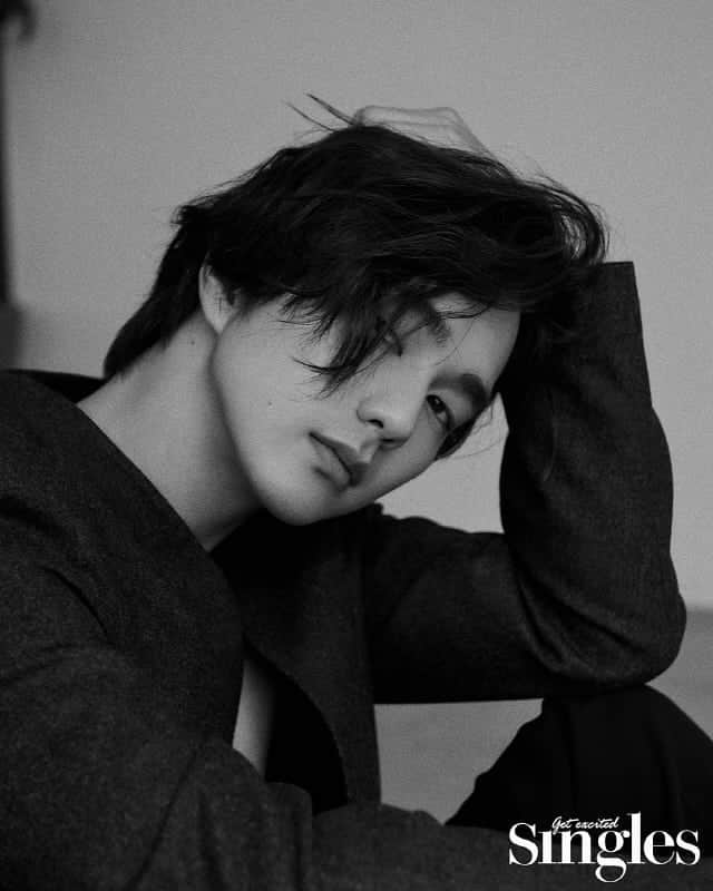 のインスタグラム：「Yoo Seung Ho @dandyoo93 For SINGLES Magazine August Issue 💛 . . . . . #유승호 #YooSeungHo #asianboy #맞팔 #셀스타그램 #셀카 #얼스타그램 #데일리 #선팔 #인스타그램 #koreanboy #l4l #f4f  #like4like  #おしゃれ #オシャレ #いいね返し #フォロー #韓国人 #韓国 #セルカ #自撮り #ファッ」