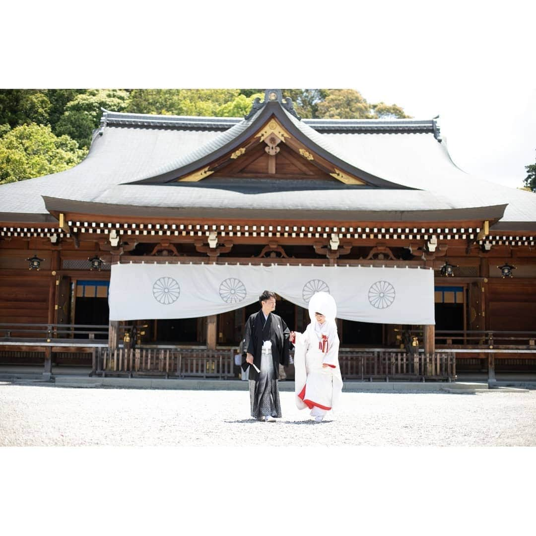 和婚スタイルさんのインスタグラム写真 - (和婚スタイルInstagram)「#大神神社 重厚感のある社殿に、赤比翼の白無垢がとても良く映えます♪  @wakonstyle  #和婚スタイル  #神社婚 #和婚 #和装 #色打掛  #白無垢 #ウェディングフォト #ブライダルフォト #ロケーションフォト #前撮り #和装ヘアスタイル #神前式 #関西花嫁 #関東花嫁 #九州花嫁 #神前式挙式 #結婚式 #ウェディング #2019春婚 #2019夏婚 #2019秋婚 #2019冬婚 #日本中のプレ花嫁さんと繋がりたい #weddingphotography #洋髪綿帽子」9月14日 12時27分 - wakonstyle