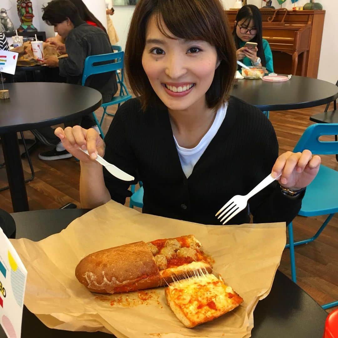 新田朝子さんのインスタグラム写真 - (新田朝子Instagram)「American Size!!! . 語学学校の隣にある人気のサンドウィッチ屋さんでテイクアウト。ミートボールとトマトのソースの組み合わせが🙆‍♀️ピリ辛のスパイスがまた食欲をそそる。アメリカンなランチでした。 . ちなみに、胃袋はジャパニーズサイズなので2/5を今夕食として食べています😋 . #カリフォルニアスタイル #アメリカ生活 #アメリカン #ランチ #サンドウィッチ #食べるの好きな人と繋がりたい #california #lunch #sandwich #languageschool #englishlearners #american #foodlover」9月14日 12時34分 - asako.nitta