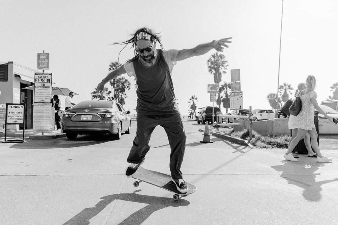 Vans Skateさんのインスタグラム写真 - (Vans SkateInstagram)「#FBF to the OG @TheTonyAlva1957 with a G-Turn at the #BlackRainbows event last month. Canada, catch The Tony Alva Story playing this weekend at Quebec’s @FCVQ_QCFF Saturday and Ottawa’s @MayfairTheatre on Sunday. Swipe up in our story for full details. 📷: @CelinaKenyon」9月14日 12時31分 - vansskate
