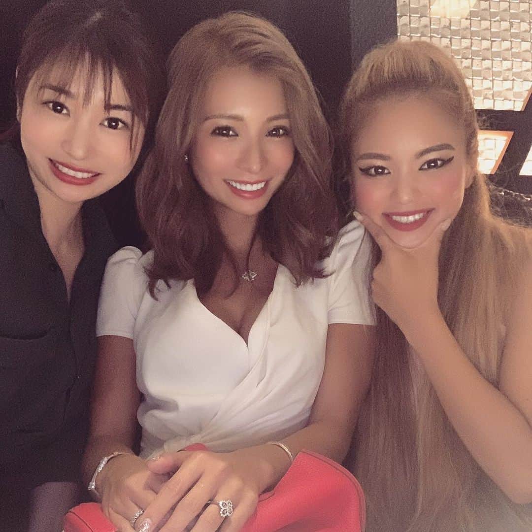 清水彩子のインスタグラム：「最近毎月恒例になってきた大阪撮影❤️ パワーある人達と仕事してる時が1番楽しい🥰❤️ 仕事してると良い事も嫌な事も起きるけど、嫌な事があった時こそポジティブな人達と居たい🥰  #笑って働こう #仕事好き #大阪 #エースグループ #みゆうちゃん #カリスマヘアメイク #memiさん」