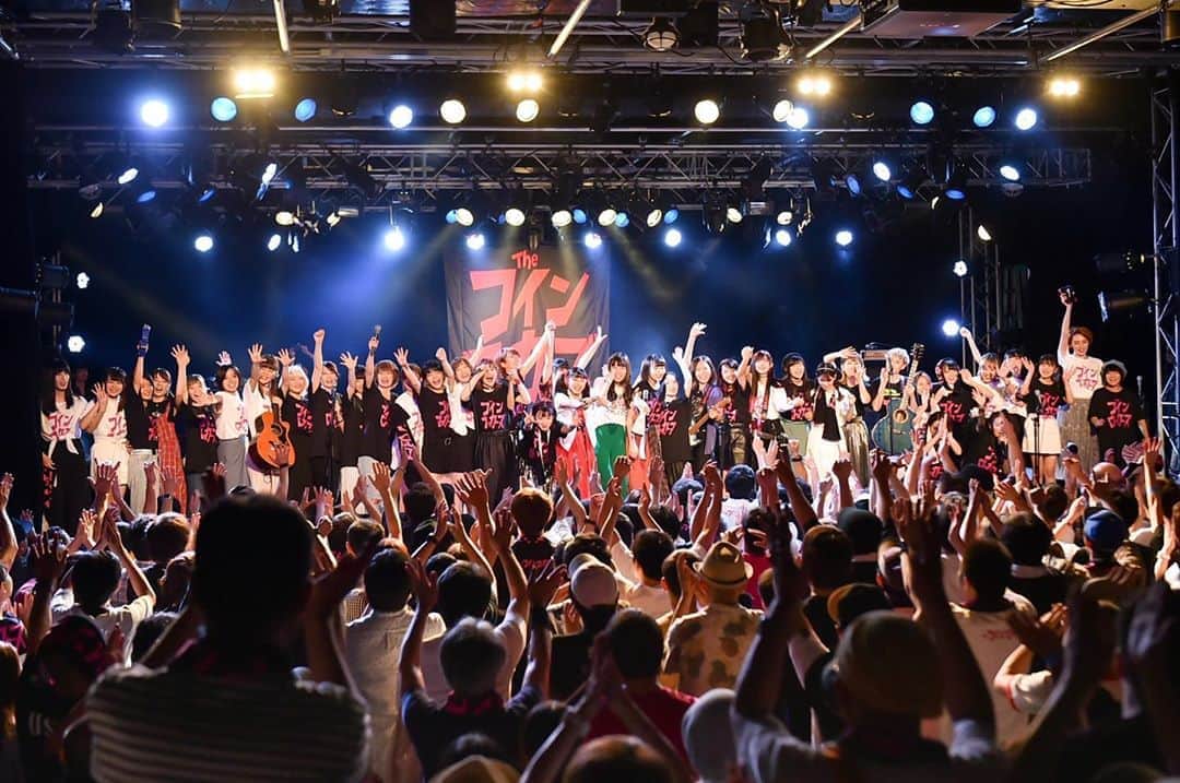 ザ・コインロッカーズのインスタグラム：「Zepp Tokyoでのワンマンライブの100日前となる本日、#コインロッカーズ 全38名のメンバーInstagramアカウントを開設しました。 . 1stで組んだ5バンドをくじ引きでシャッフル、新たに編成された6バンドで新曲を演奏、ファンの皆様からの意見も採り入れながら次期リリース楽曲のメンバー選抜を決定していきます。 . 赤チーム . Vo：宇都宮未来 @miraiu_tcl Eg：HANNA @hana_tcl Ag：髙橋美紗稀 @misakit_tcl Ba：鏡味のぞみ @nozomikagami_tcl Dr：立花明音 @akanetachibana_tcl Key：後藤理花 @gorika_tcl . . 青チーム . Vo：竹内月音 @tsukinet_tcl Eg：長妻美玖 @mikun_tcl Ag：橋本朋夏 @tomokah_tcl Ba：YURI @yuri_tcl Ba：寺田もも @momoterada_tcl Dr：染谷悠美 @yubis_tcl Key：泉真凜 @marinizumi_tcl . . 黄チーム . Vo：山本朱莉 @juriy_tcl Eg：カヨン @kayon_tcl Eg：野原衣純 @izuminohara_tcl Ag：戸谷奈桜実 @naomitoya_tcl Ba：早坂つむぎ @tsumugih_tcl Dr：山本愛華 @aikay_tcl Key：田村愛美鈴 @amiritamura_tcl . . 緑チーム . Vo：船井美玖 @mikufunai_tcl Eg：吉田桃 @momoyoshida_tcl Eg：絹本夏海 @kinu_tcl Ag：Emily @emily_tcl Ba：山岸詩 @utayamagishi_tcl Dr：松本璃奈 @matsurina_tcl . . 紫チーム . Vo：菅野伊吹 @ibukikanno_tcl Eg：手塚愛乃 @ayanotezuka_tcl Eg：髙橋菜月 @natsukit_tcl Ba：中島すみれ @sumirenakajima_tcl Dr：森ふた葉 @futabamori_tcl Key：ゴリヤノバ・ズラータ @zlatag_tcl . オレンジチーム . Vo：中村雪音 @yukinen_tcl Eg：下島輝星 @kirarashimojima_tcl Eg：福田瑠佳 @rukafukuda_tcl Ba：Яuu @ruu_tcl Dr：成澤愛実 @manaminarusawa_tcl Key：有働優菜 @yunaudo_tcl . #12月23日何する #zeppまであと100日 #コインロッカーズ #ガールズバンド」