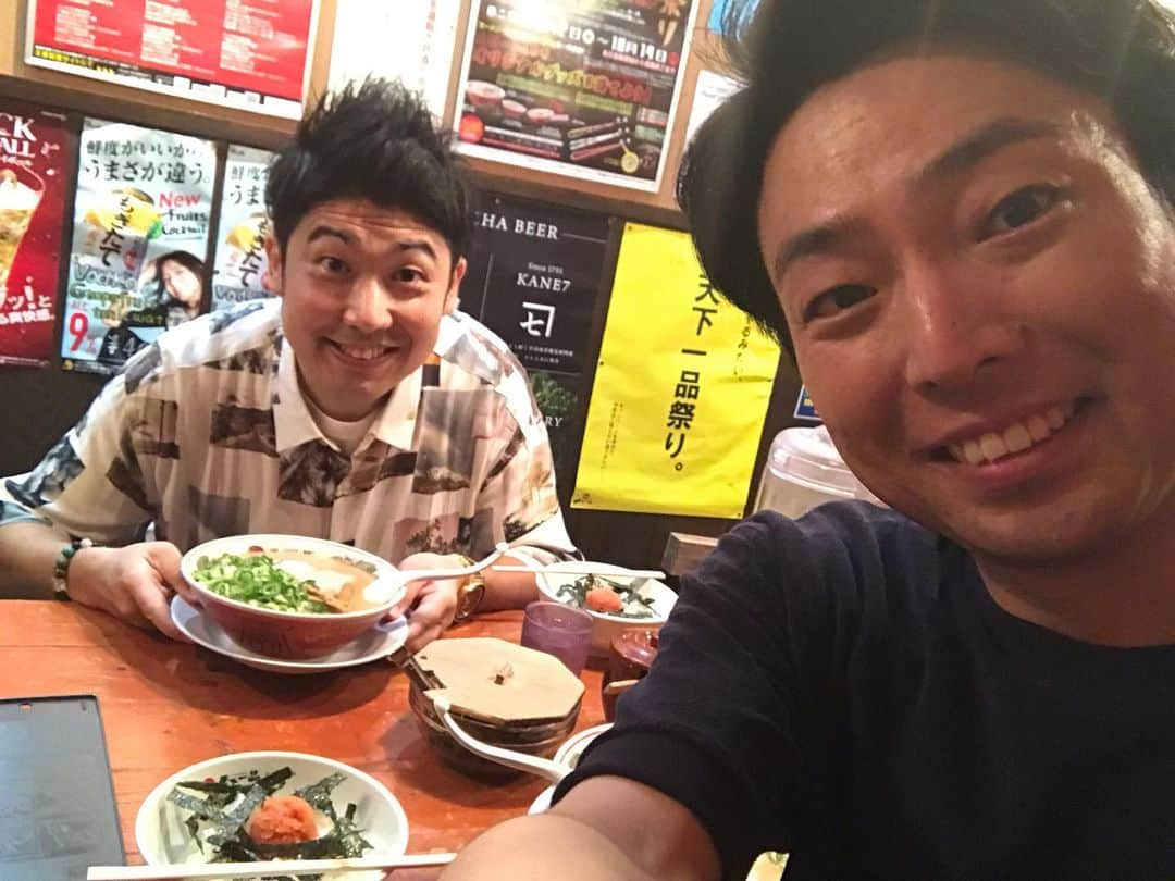 信濃岳夫さんのインスタグラム写真 - (信濃岳夫Instagram)「‪フカヒレ拉麺が美味い店があると聞き向かう→凄く顔見られた末に予約で一杯だと断られる→中華そばと皿もりが美味しいお店があるので向かう→定休日→よく行く安定の定食屋さんのオムライスが美味しいのでそこに向かう→今日だけオムライス無し→この時点で30分経過→結局天下一品行く→結局天下一品最高→天下一品は裏切らない←イマココ‬」9月14日 12時39分 - takeoshinano