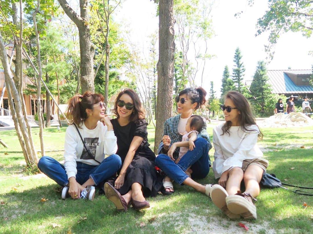 のインスタグラム：「ここ、めっちゃ楽しいやん♡思わず走りたくなるgreenな空間に親友達と＼(^o^)／ #ホテルロッジ舞洲#ロッジ舞洲#大阪」