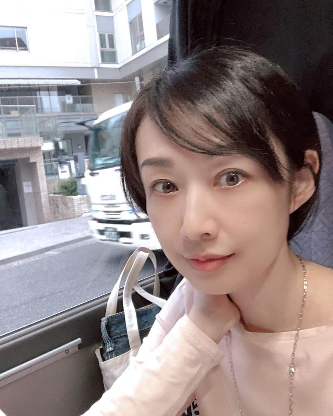 理絵さんのインスタグラム写真 - (理絵Instagram)「ロケバスの中🚌  #hello #model #actress #modella #attrice #모델 #여배우 #ロケバス」9月14日 12時51分 - ____rie____