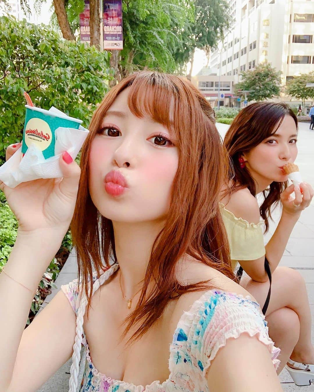 成瀬心美さんのインスタグラム写真 - (成瀬心美Instagram)「🇸🇬 . . 街に出てたくさん歩いたけど 2日で50000歩くらい 万歩計で表示されてて 今とてもスネが痛いです。笑 . . シンガポールの街並みは 派手だったり 独特な形だったり とても素敵だったなぁ。 . . #singapore #girlstrip #sweets #gelato #yammy #bus #instapic #instagood #instalike #followｍe」9月14日 12時45分 - coco3ndazo