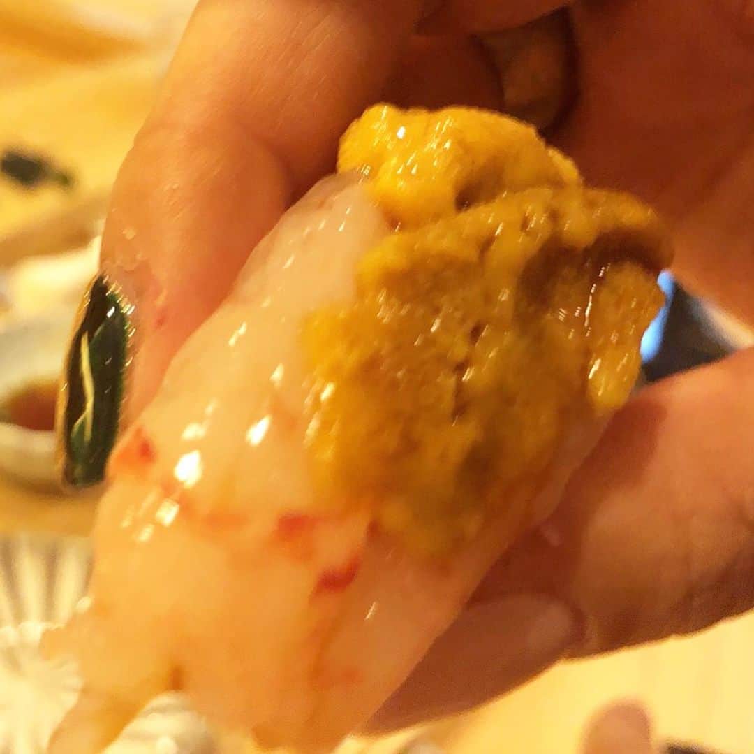 阿部洋子さんのインスタグラム写真 - (阿部洋子Instagram)「🍣ᔆᵘᙚᑋⁱ🍣ᔆᵘᴷⁱ 一度に何回も食べたくなっちゃう ウニたち。 直接受け取って数秒で お口の中へ。 しあわせ。 #throwbackthursday  #sushi  #happy  #happydays  #美味しゅうございました」9月14日 12時48分 - hirocoring