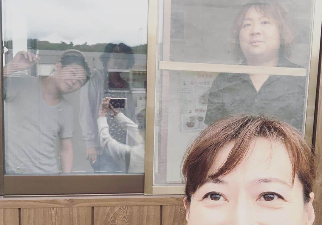 のインスタグラム：「女満別へ移動中🚙 車内は笑いが絶えない☺️ こんな機会滅多に無いので楽しすぎる😆 PAで途中、喫煙中のメンバーと外からパシャ📸  #小野貴博 #田中K助 #河鰭文成 #北広アキ」