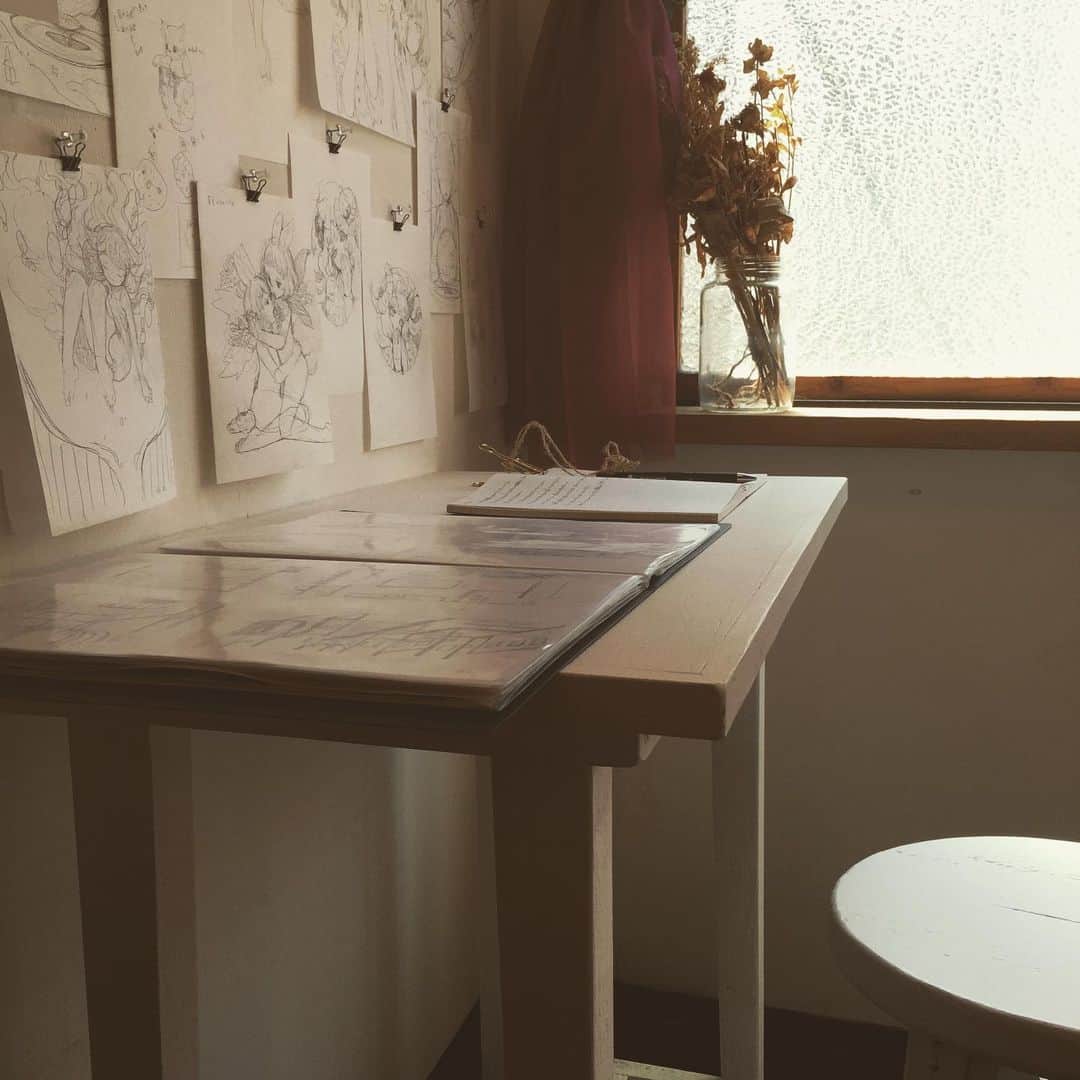 ぱた（Pata）さんのインスタグラム写真 - (ぱた（Pata）Instagram)「2階窓際の机は感想ノートと一緒に、没案や飾りきれなかったラフ画などをファイリングして置いてあります。ぜひ座ってゆっくりご覧頂ければと思います。今まであまりラフの紙をお見せする機会はなかった気がする #きみを食む」9月14日 12時52分 - pata_riku