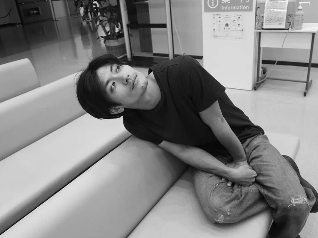 フジテレビ ドラマ「TWO WEEKS」さんのインスタグラム写真 - (フジテレビ ドラマ「TWO WEEKS」Instagram)「【TWO WEEKS 最終回まであと3日！】 最終回までのカウントダウン⏰ 掘り出しオフショットシリーズ💙💛 . モノクロ写真を色々と、、、 沢山走って逃げて駆け抜けた夏でした☀︎ .﻿ #TWOWEEKS #TW #火9ドラマ #三浦春馬 #芳根京子 #比嘉愛未 #三浦貴大 #稲垣来泉 #近藤公園 #鈴木仁 #バッファロー吾郎A #磯村勇斗 #原沙知絵 #池田鉄洋 #高嶋政伸 #黒木瞳」9月14日 12時52分 - twoweeks_ktv