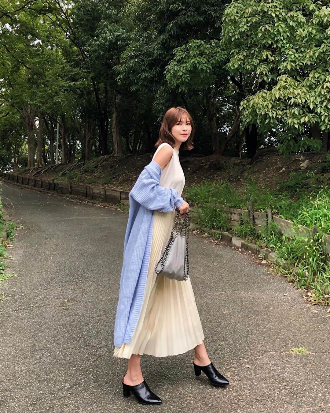 のインスタグラム：「しふく . . 愛すべきゆるっとガウンコーデ♪ . .  @fifth_store の#ベルト付きロングニットガウン . 170㎝の私でも ダボっと着れる丈感が嬉しい❤︎ . . 中はノースリーブを着て 抜きで まだまだ着たい季節です♪ . . . . . .  @fifth_store で40%off でした 🌷 . . . . . . #fifth #r_fashion  #fifthtl  #フィフス #高身長コーデ  #秋アウター #カジュアル」