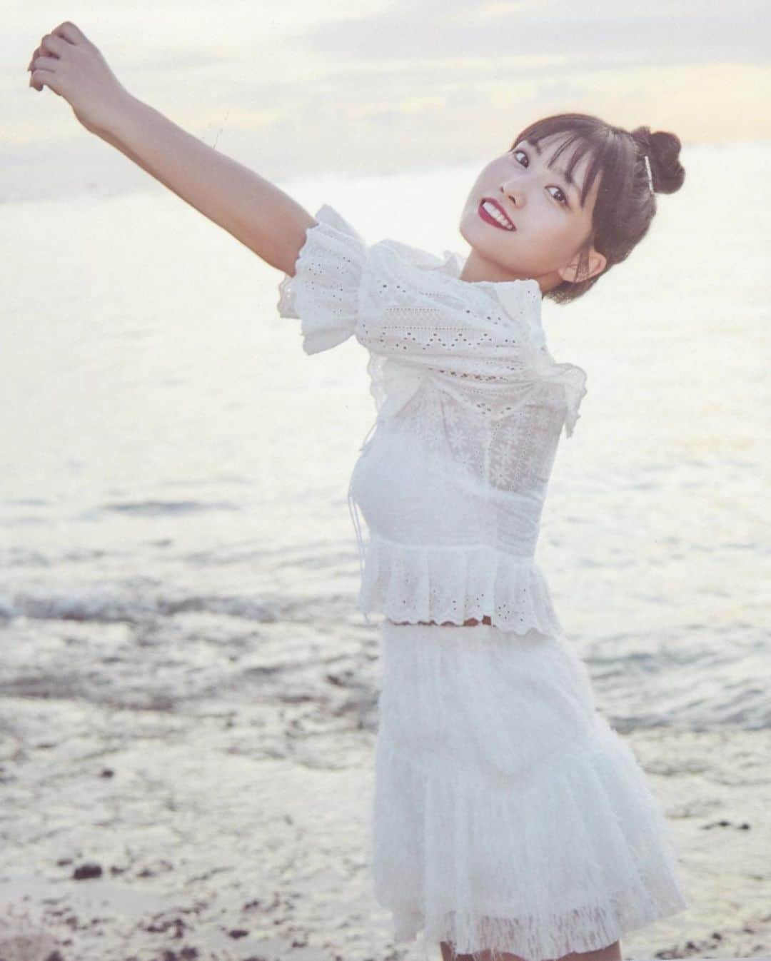 モモさんのインスタグラム写真 - (モモInstagram)「♡ [Scan] 190914 - Twaii Aloha Summer Photobook Scans  #MOMO #트와이스 #모모 #平井もも #もも #TWICE © ztothek」9月14日 13時00分 - momojype