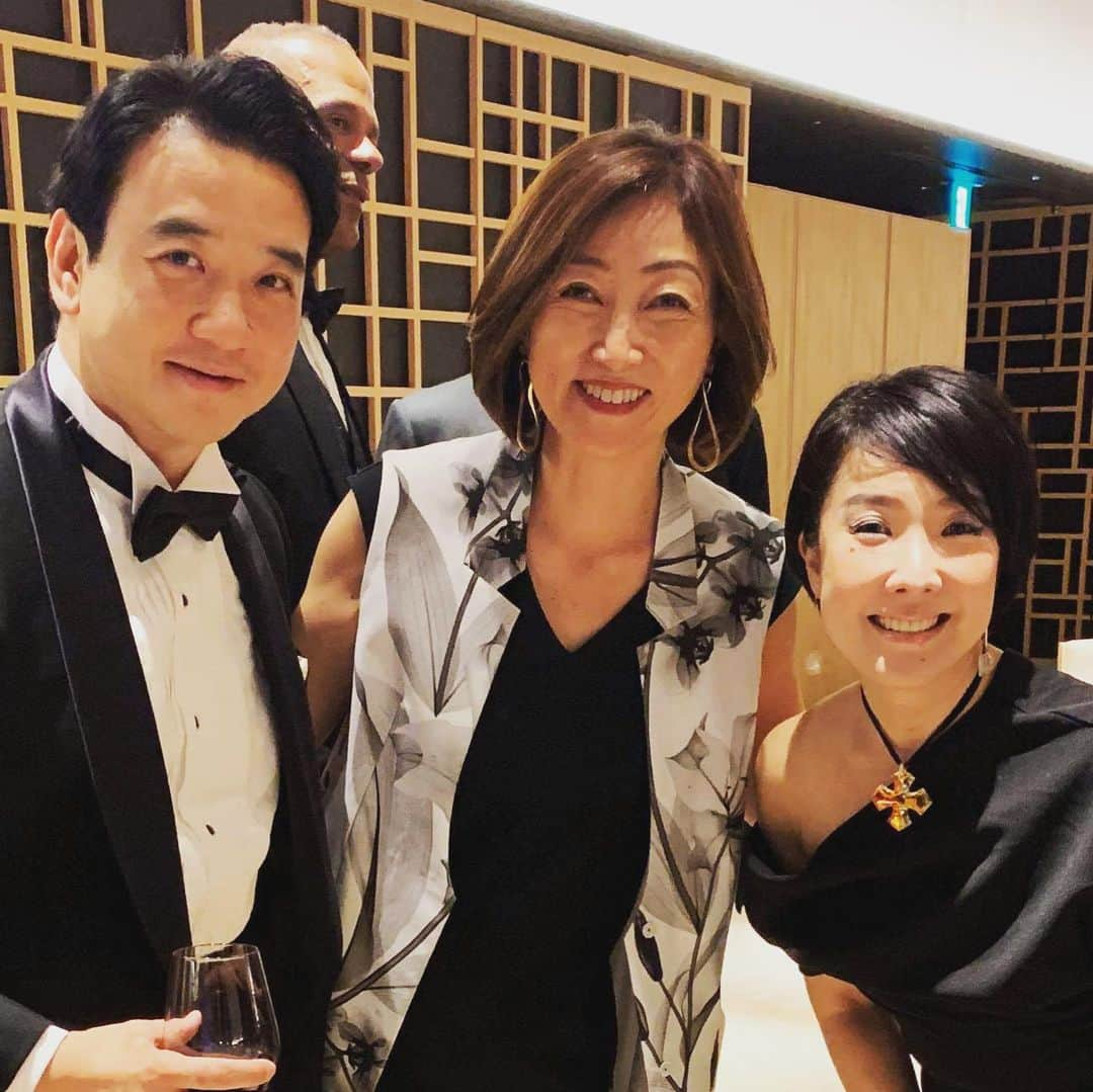 田中ウルヴェ京さんのインスタグラム写真 - (田中ウルヴェ京Instagram)「Thunderbird Global Reunion in TokyoのGala Party@八芳園。  夫がサンダーバードMBA出身で。 妻としての出席をしましたが。😊 いろいろな方々に「あれ、田中さんt-birdだったんですか？」と聞かれました。😊 懐かしいJunとKirk、東京アメリカンクラブでよく会うご近所のGingerにも会えて嬉しく。 また偶然お隣のテーブルにいらしたのはモーニングCROSSでコメンテーターしてるのをよく見かける谷本有香さん。  いろんな人に会えるのは嬉しい。  それにしても。 八芳園は雰囲気もお食事もサービスも、いやいやほんとーにいつも居心地よく美味しくて。😍 長谷さん最高。😍 #八芳園 #happoen #thunderbird」9月14日 12時57分 - miyako.tanaka.oulevey