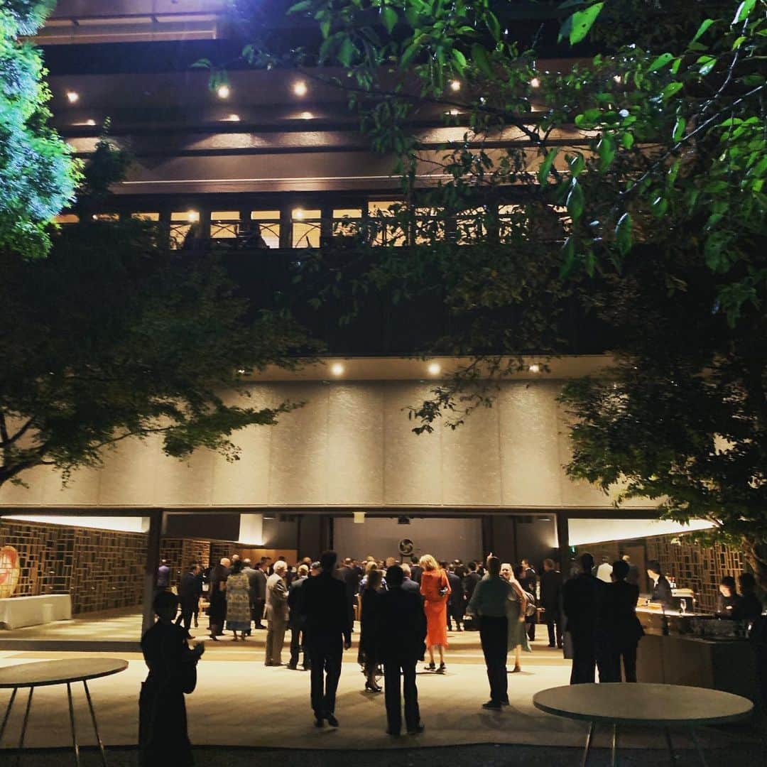 のインスタグラム：「Thunderbird Global Reunion in TokyoのGala Party@八芳園。  夫がサンダーバードMBA出身で。 妻としての出席をしましたが。😊 いろいろな方々に「あれ、田中さんt-birdだったんですか？」と聞かれました。😊 懐かしいJunとKirk、東京アメリカンクラブでよく会うご近所のGingerにも会えて嬉しく。 また偶然お隣のテーブルにいらしたのはモーニングCROSSでコメンテーターしてるのをよく見かける谷本有香さん。  いろんな人に会えるのは嬉しい。  それにしても。 八芳園は雰囲気もお食事もサービスも、いやいやほんとーにいつも居心地よく美味しくて。😍 長谷さん最高。😍 #八芳園 #happoen #thunderbird」
